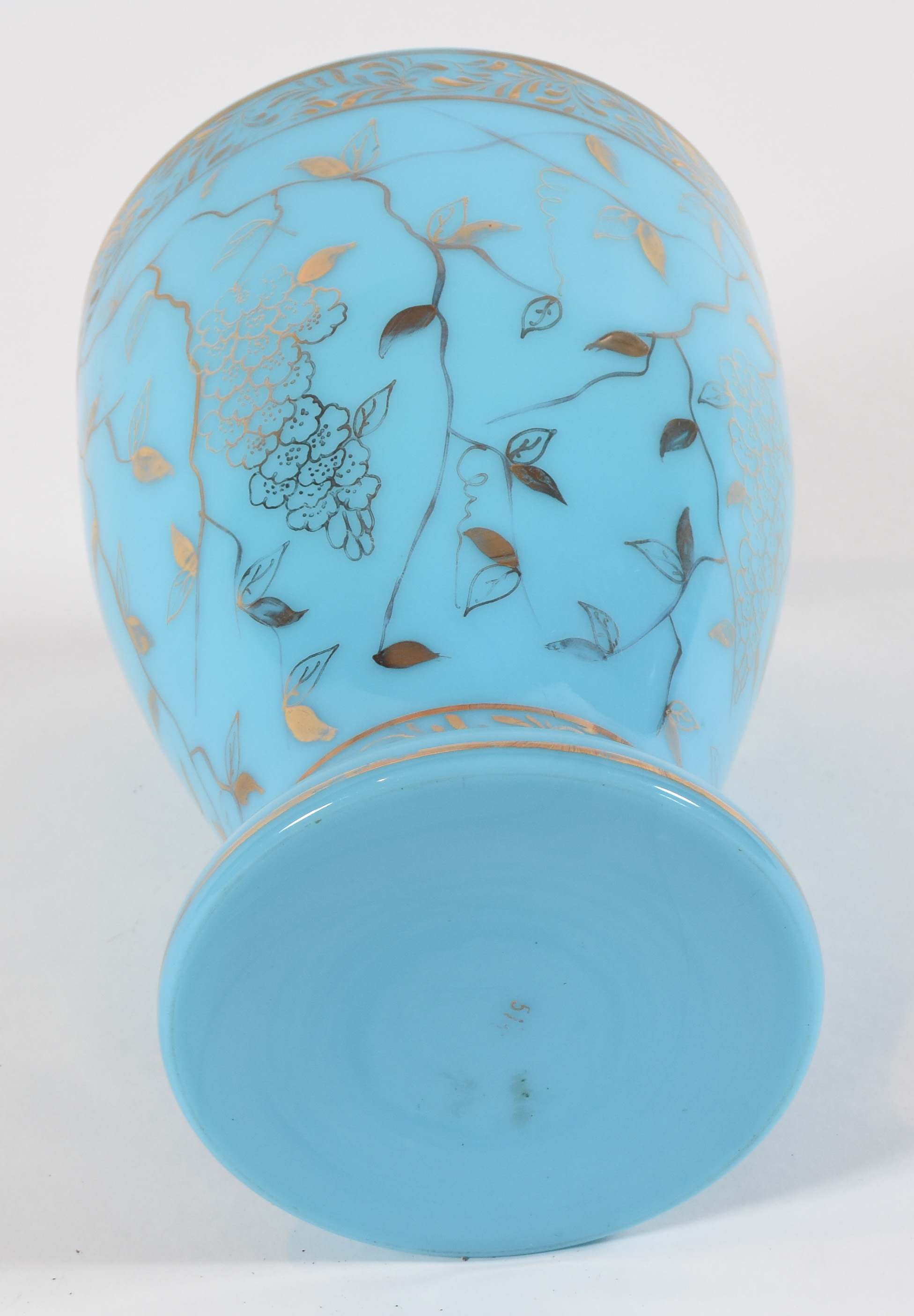 Vaso de opalina francesa na cor turquesa com detalhes dourados. - foto 3 de 4