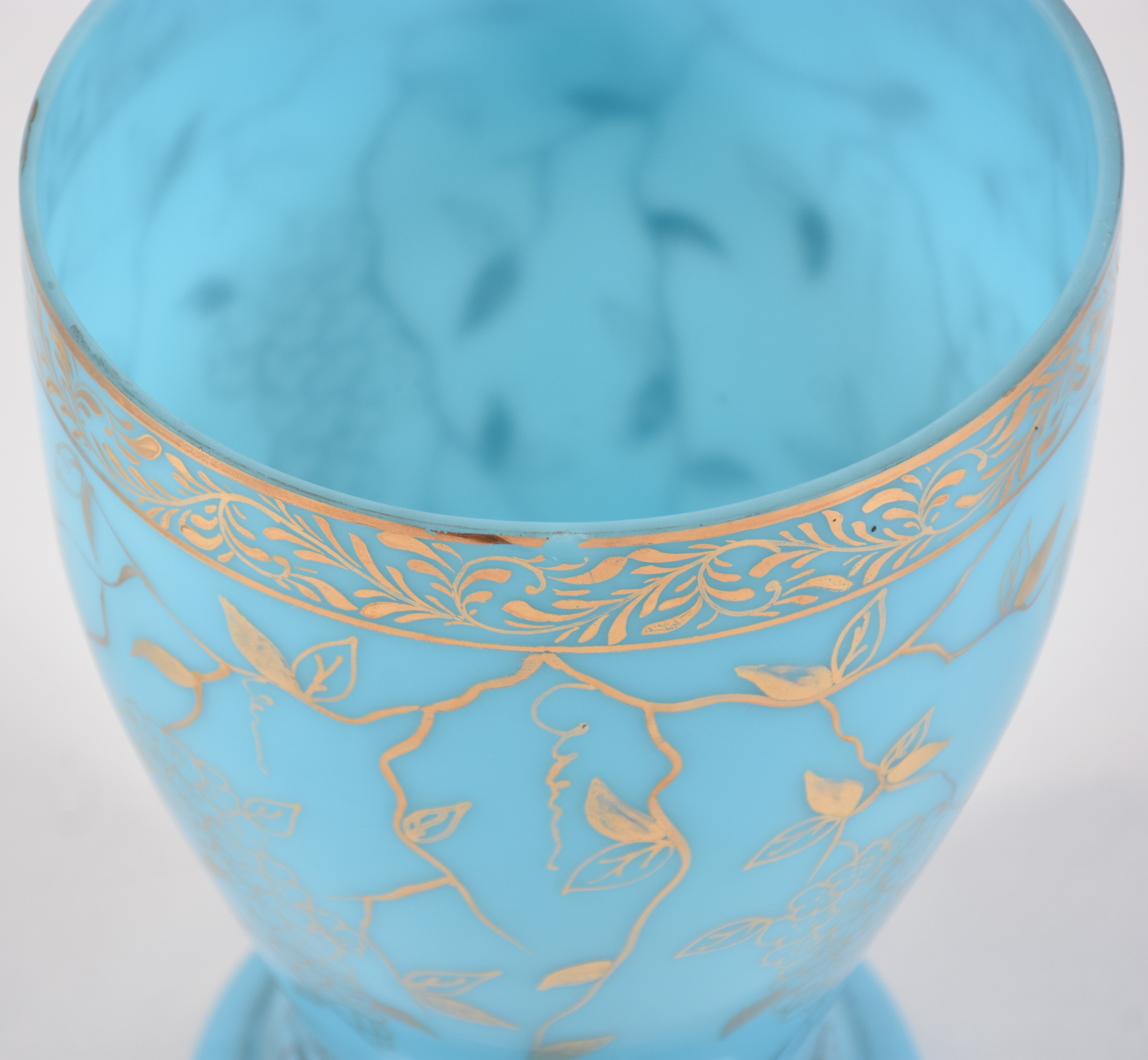 Vaso de opalina francesa na cor turquesa com detalhes dourados. - foto 4 de 4