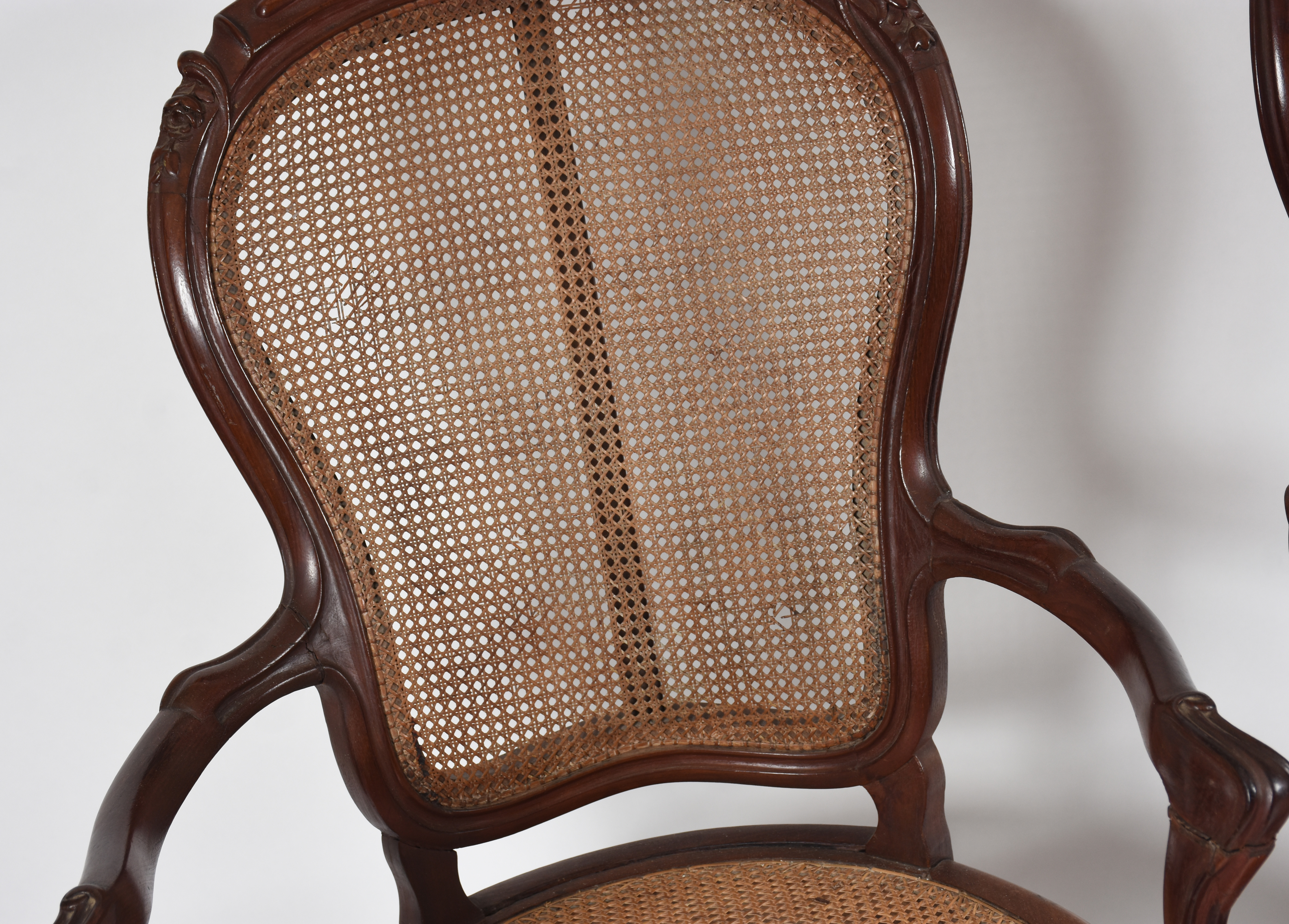 Par de cadeiras com braços de madeira nobre, forração de palhinha... - foto 6 de 6