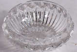 Diversas peças de cristal e uma garrafa com las... - Diversas peças de cristal e uma garrafa com lascado na borda.