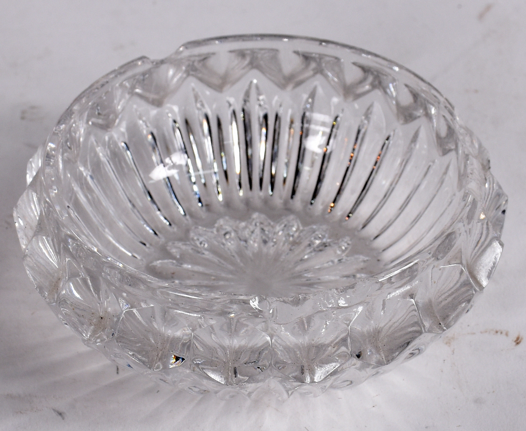 Diversas peças de cristal e uma garrafa com lascado na borda. - foto 4 de 5
