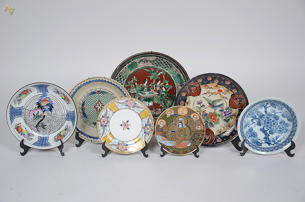 Sete pratos diversos de porcelana oriental, diâmetros 17 a 30 cm.