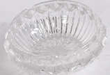 Diversas peças de cristal e uma garrafa com las... - Diversas peças de cristal e uma garrafa com lascado na borda.
