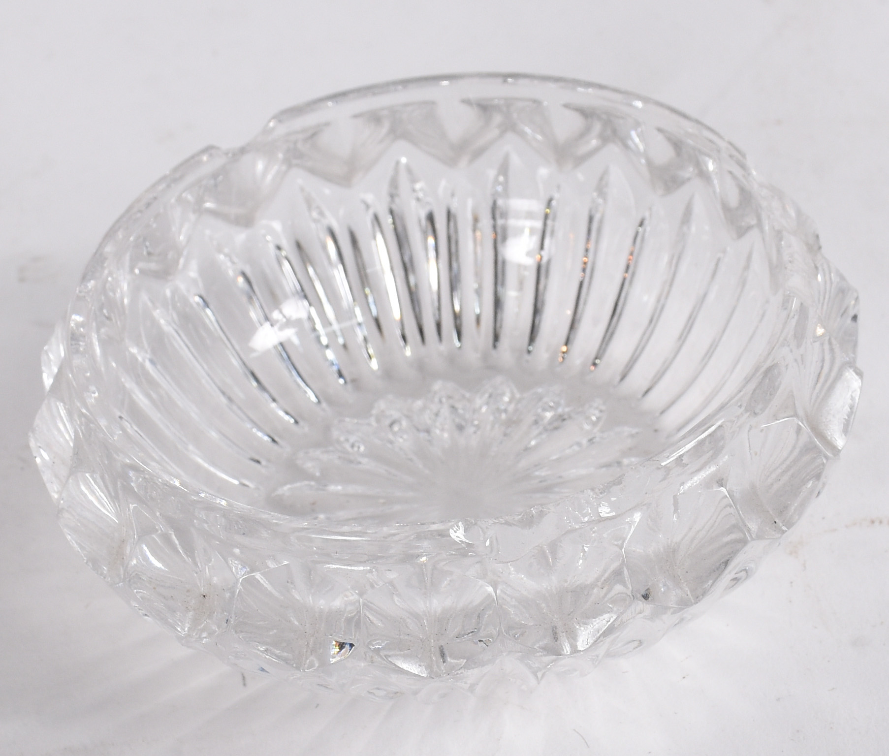 Diversas peças de cristal e uma garrafa com lascado na borda. - foto 3 de 5
