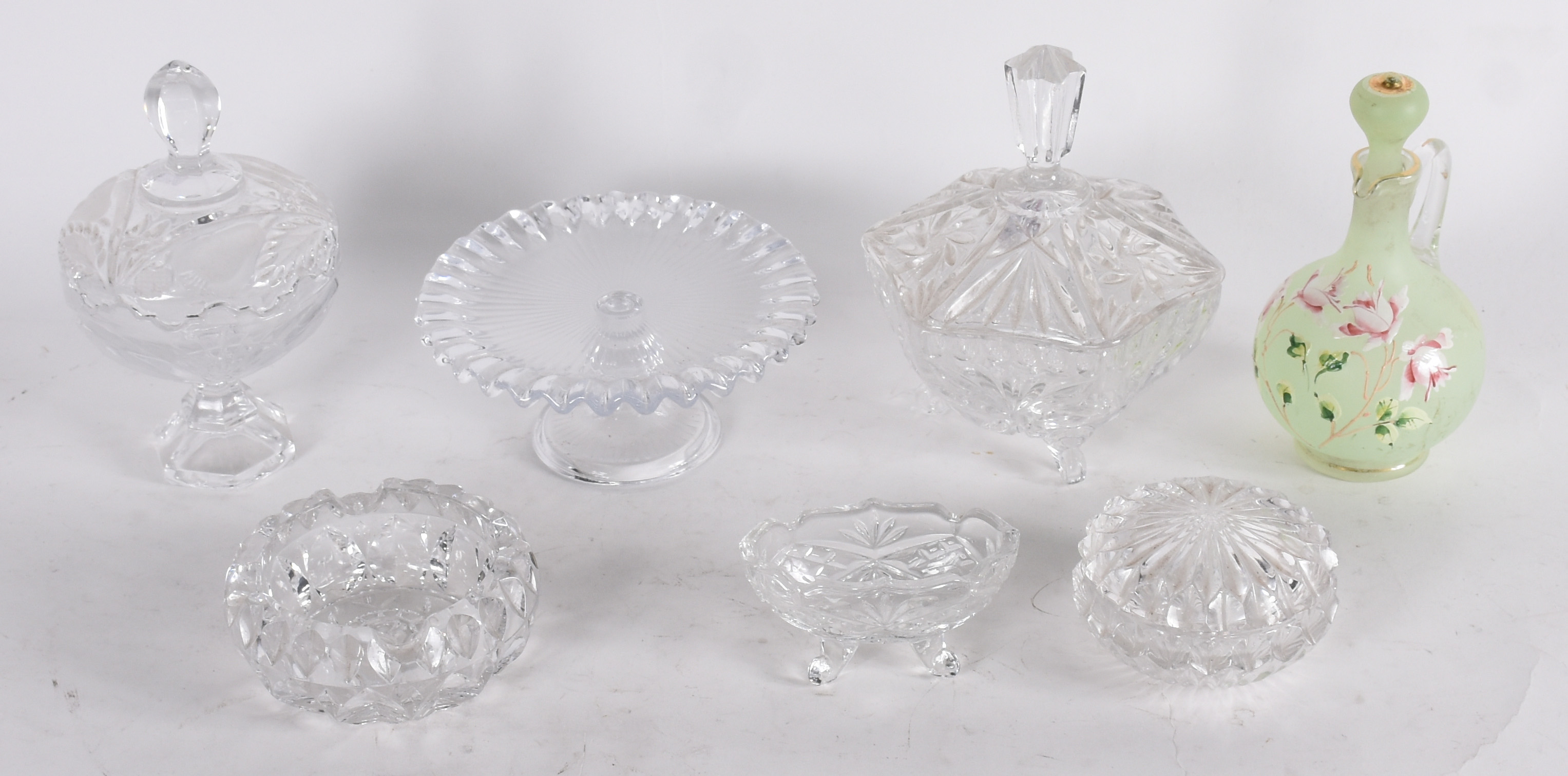 Diversas peças de cristal e uma garrafa com lascado na borda. - foto 1 de 5