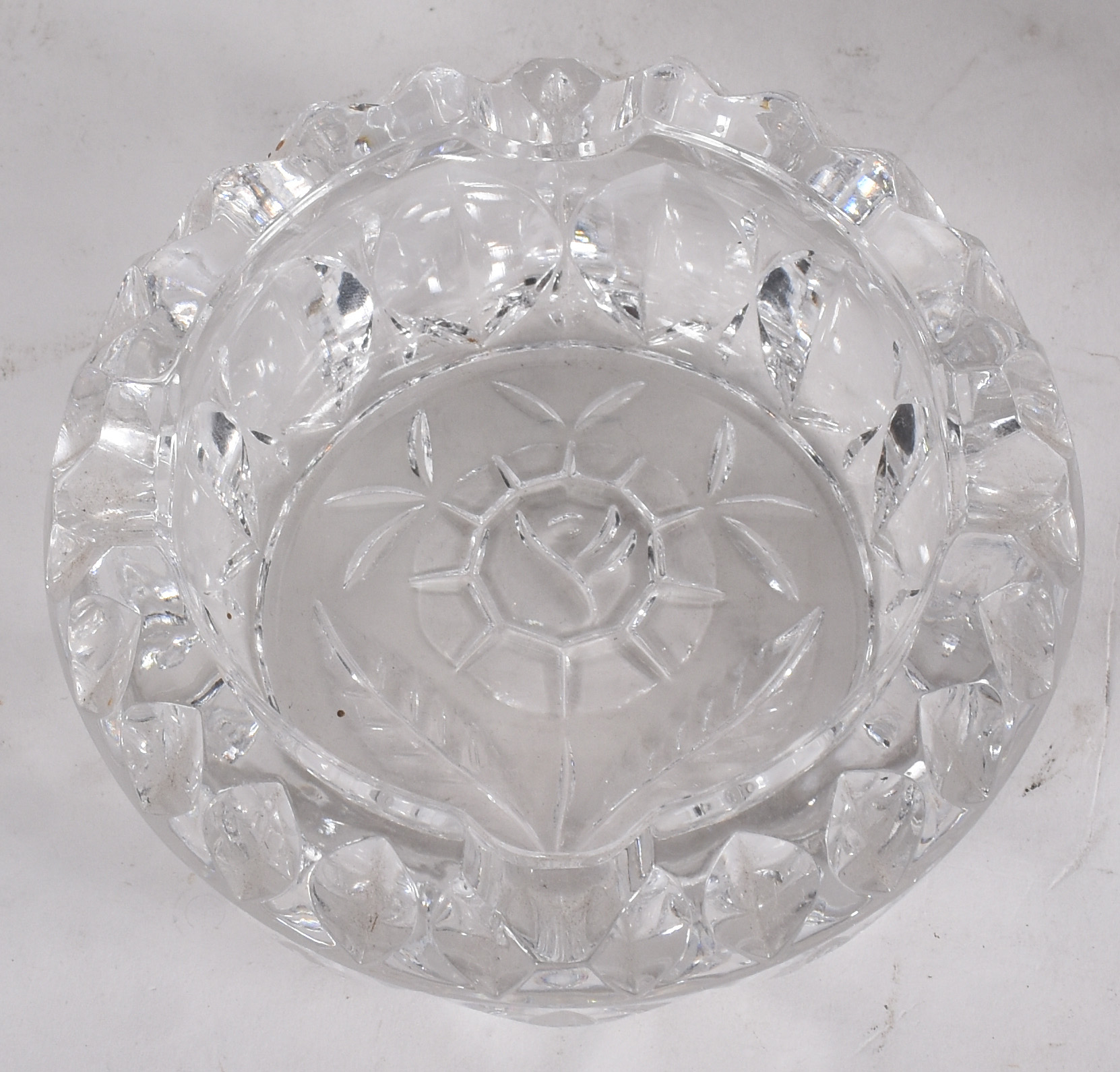 Diversas peças de cristal e uma garrafa com lascado na borda. - foto 5 de 5