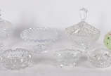 Diversas peças de cristal e uma garrafa com las... - Diversas peças de cristal e uma garrafa com lascado na borda.
