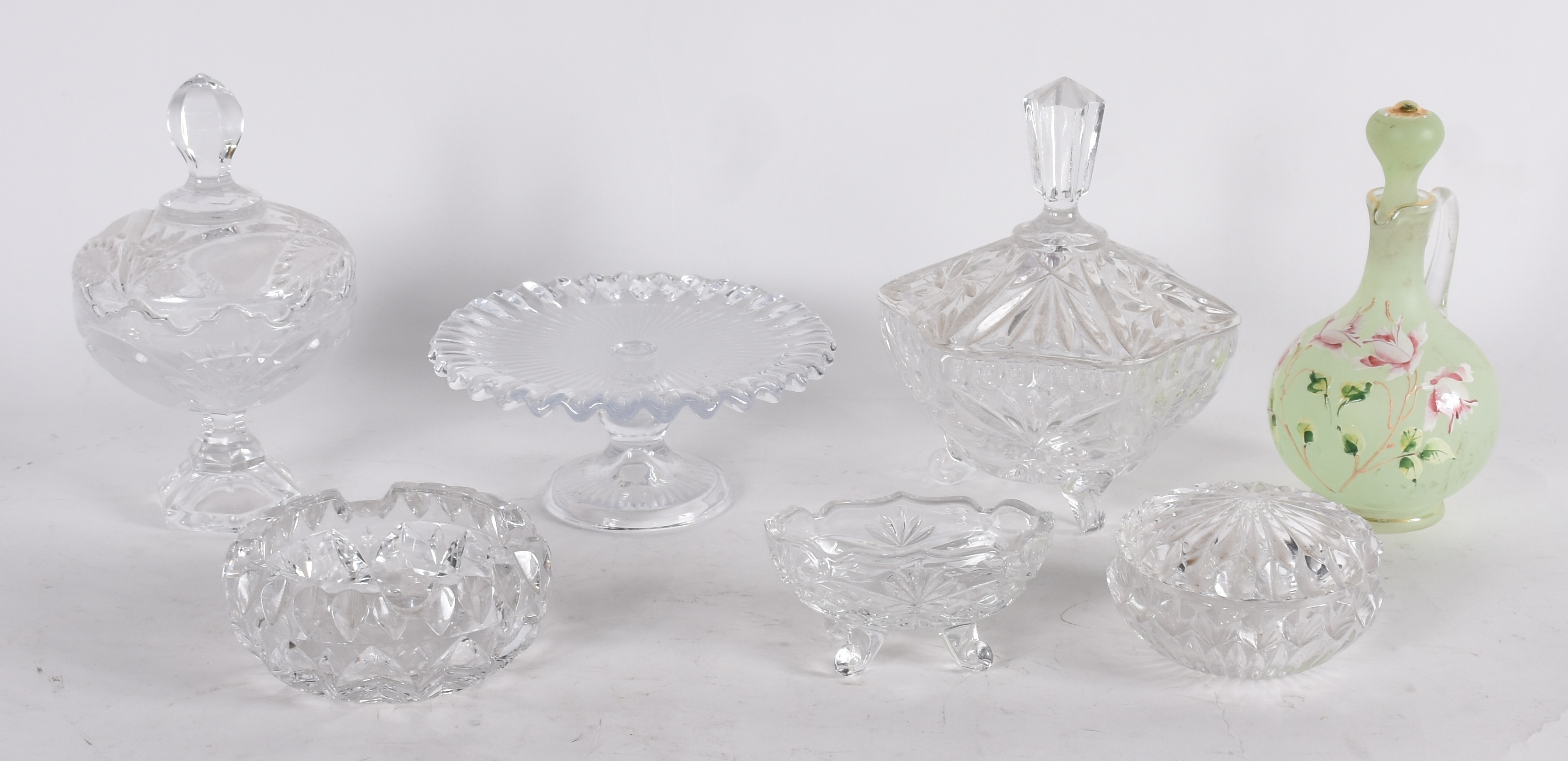 Diversas peças de cristal e uma garrafa com lascado na borda. - foto 2 de 5