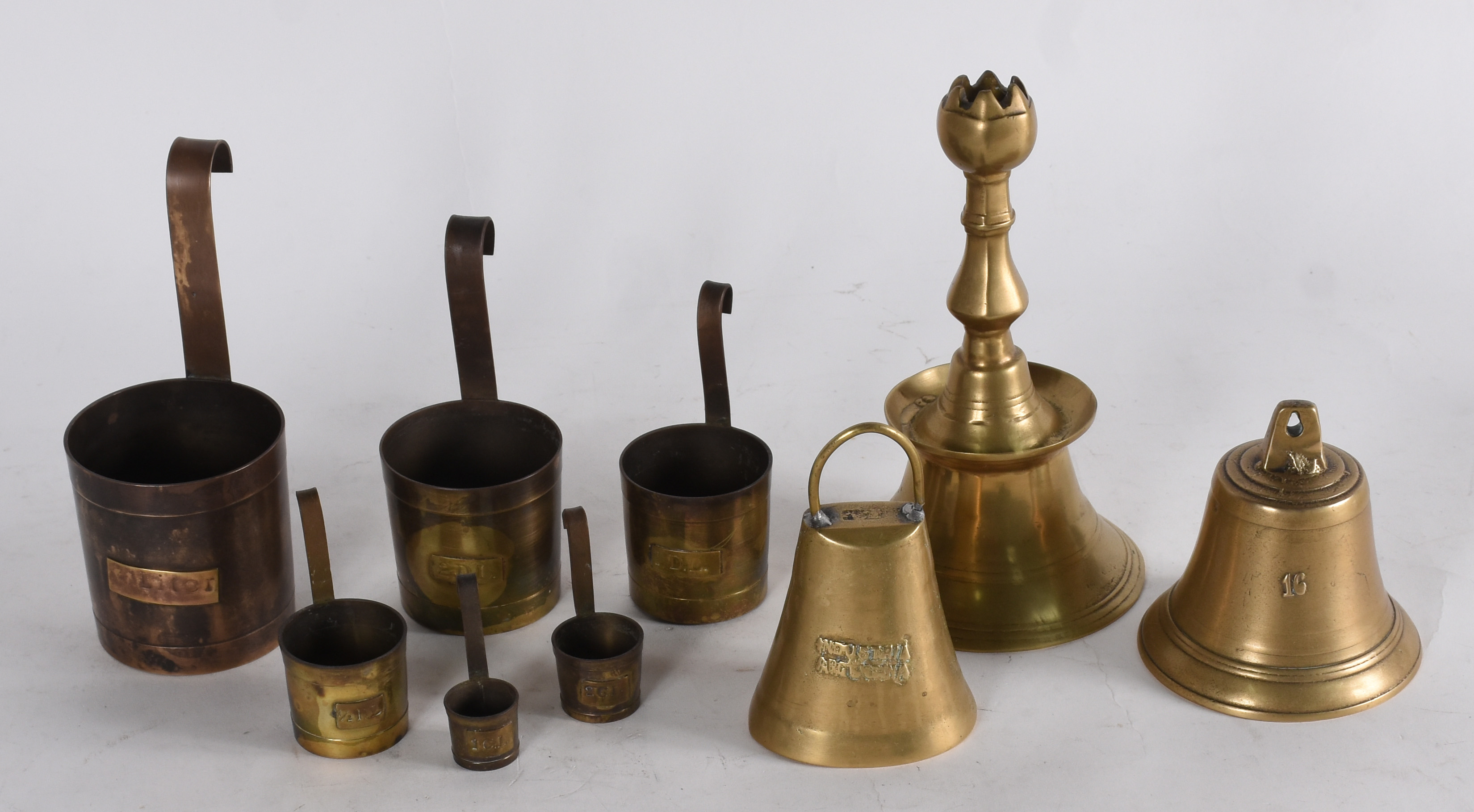 Conjunto de 7 medidores de metal dourado, 2 sinetas e um castiçal... - foto 1 de 6