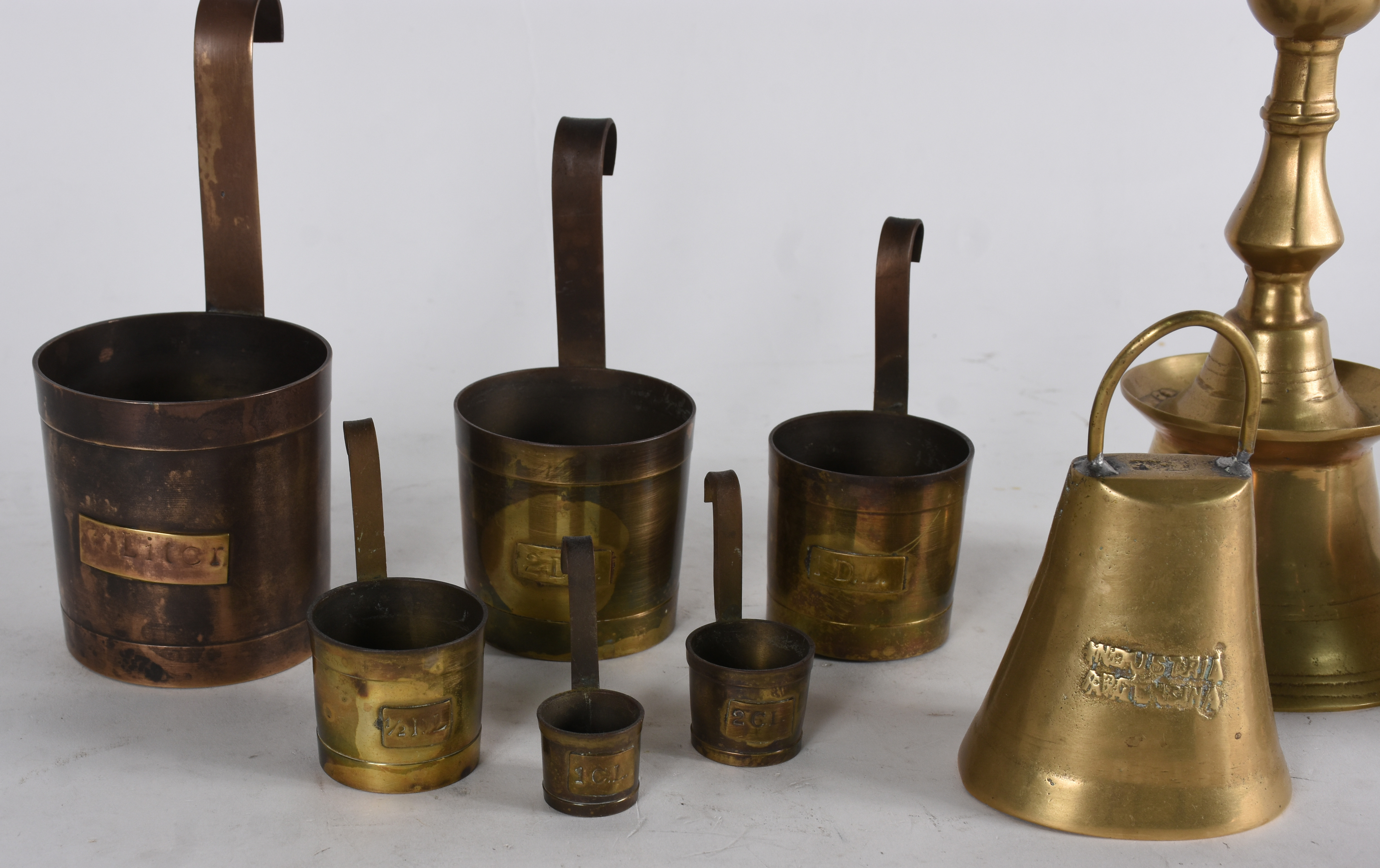 Conjunto de 7 medidores de metal dourado, 2 sinetas e um castiçal... - foto 2 de 6