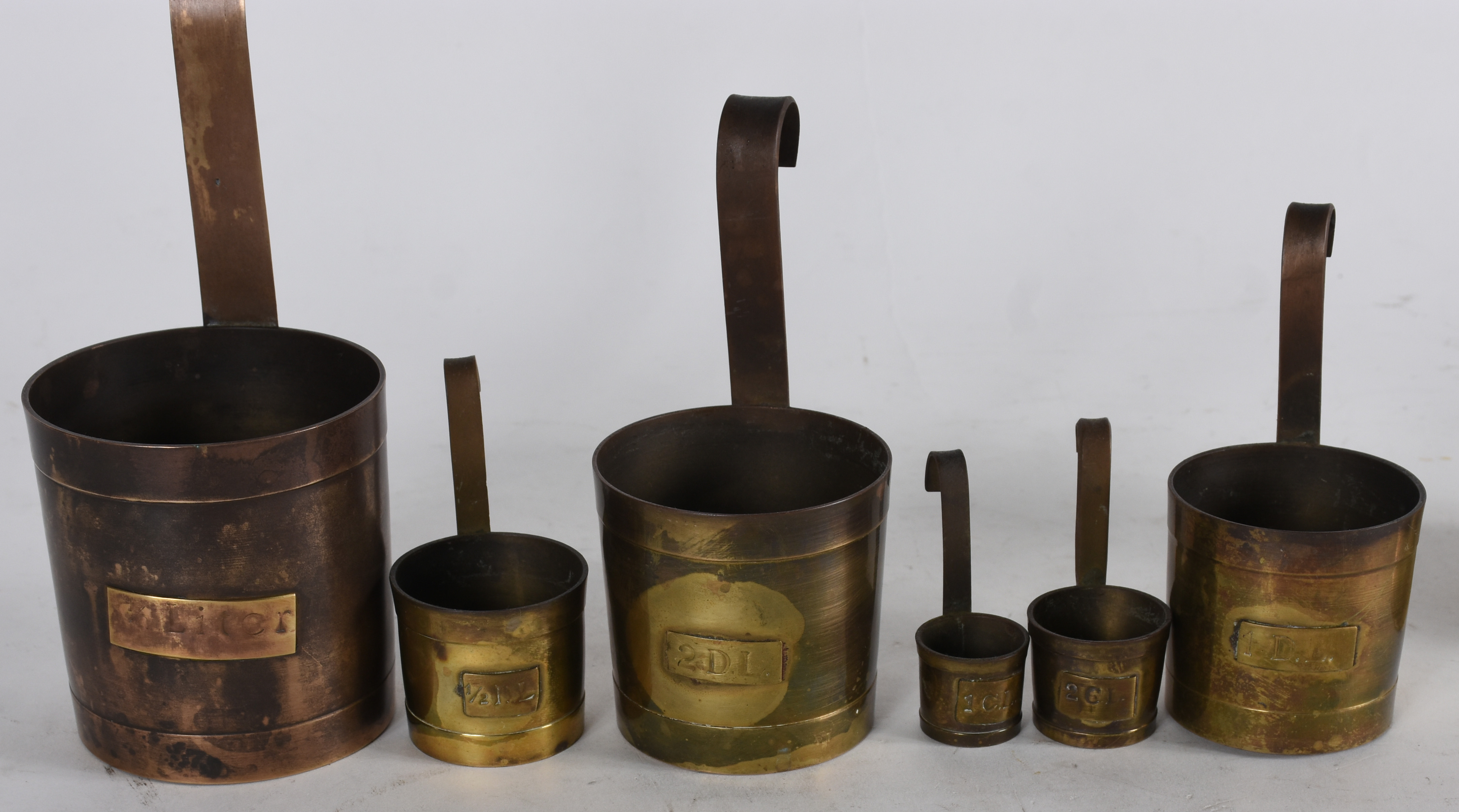 Conjunto de 7 medidores de metal dourado, 2 sinetas e um castiçal... - foto 3 de 6