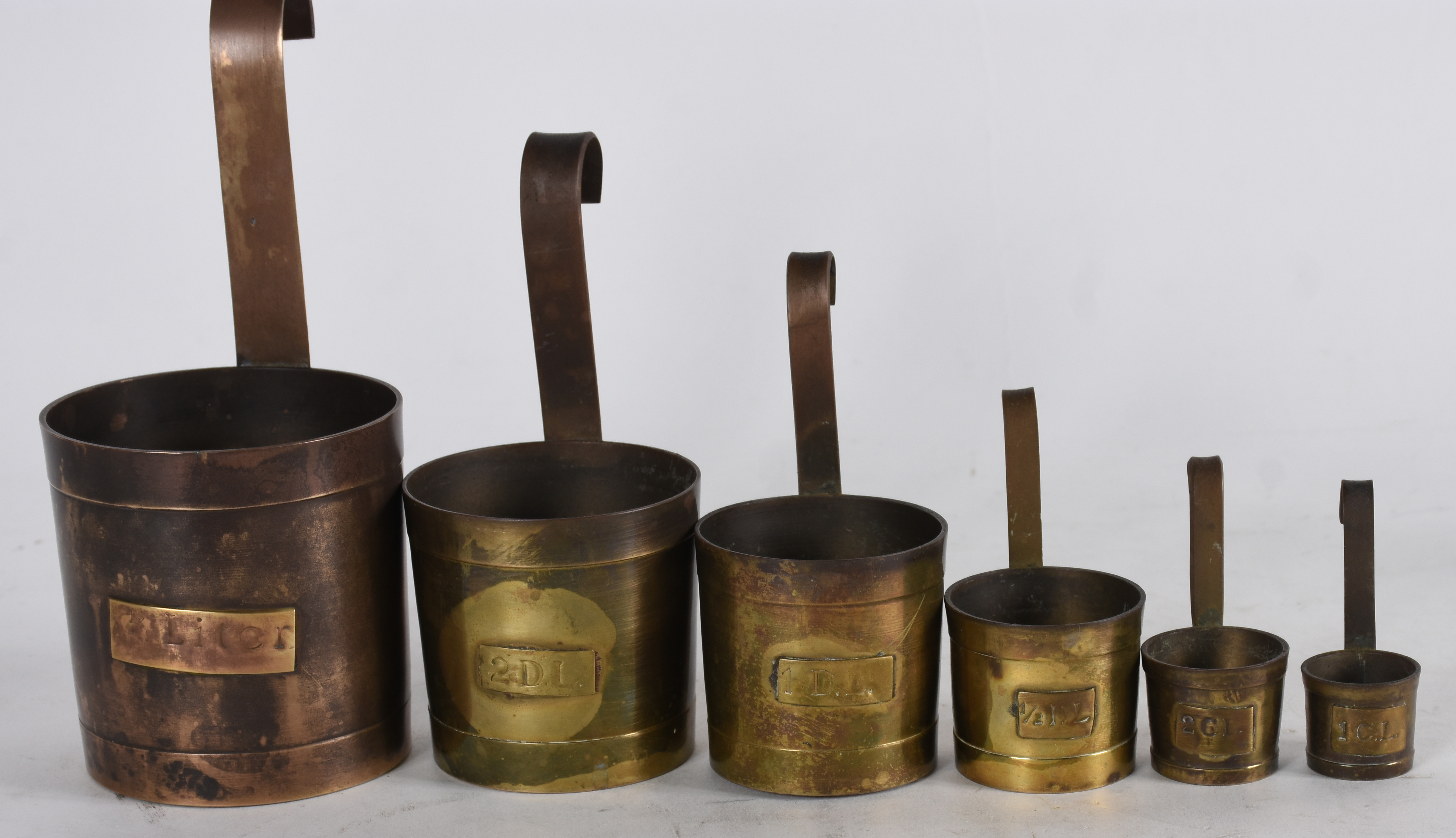 Conjunto de 7 medidores de metal dourado, 2 sinetas e um castiçal... - foto 4 de 6