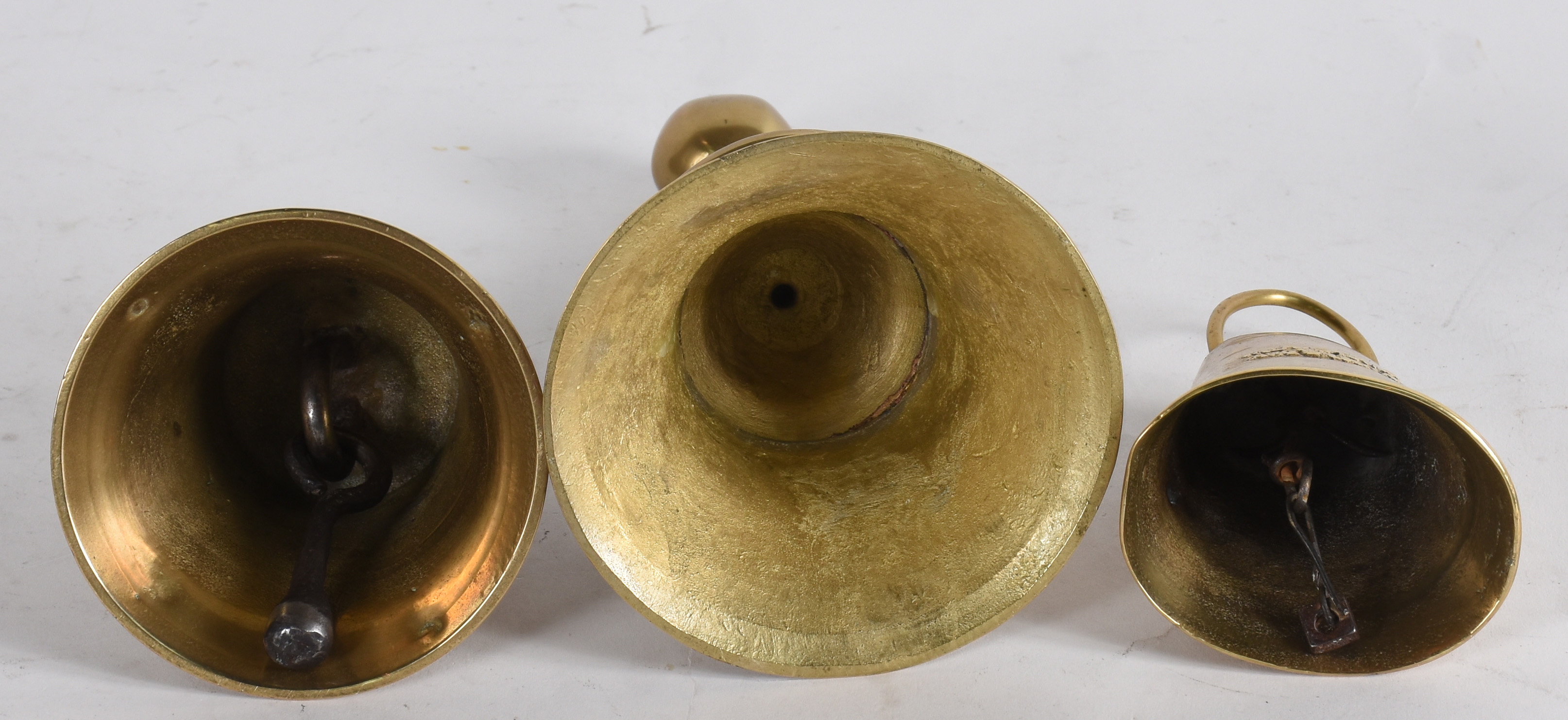 Conjunto de 7 medidores de metal dourado, 2 sinetas e um castiçal... - foto 5 de 6