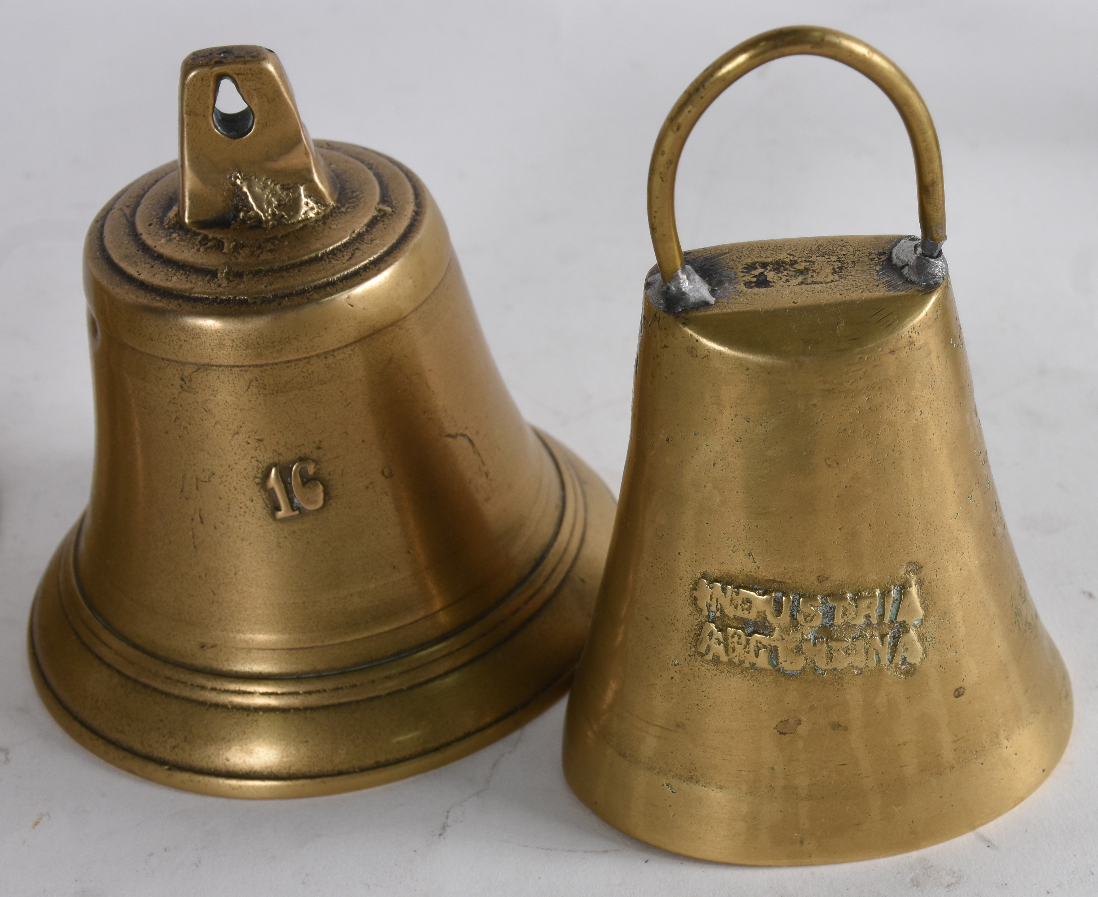 Conjunto de 7 medidores de metal dourado, 2 sinetas e um castiçal... - foto 6 de 6