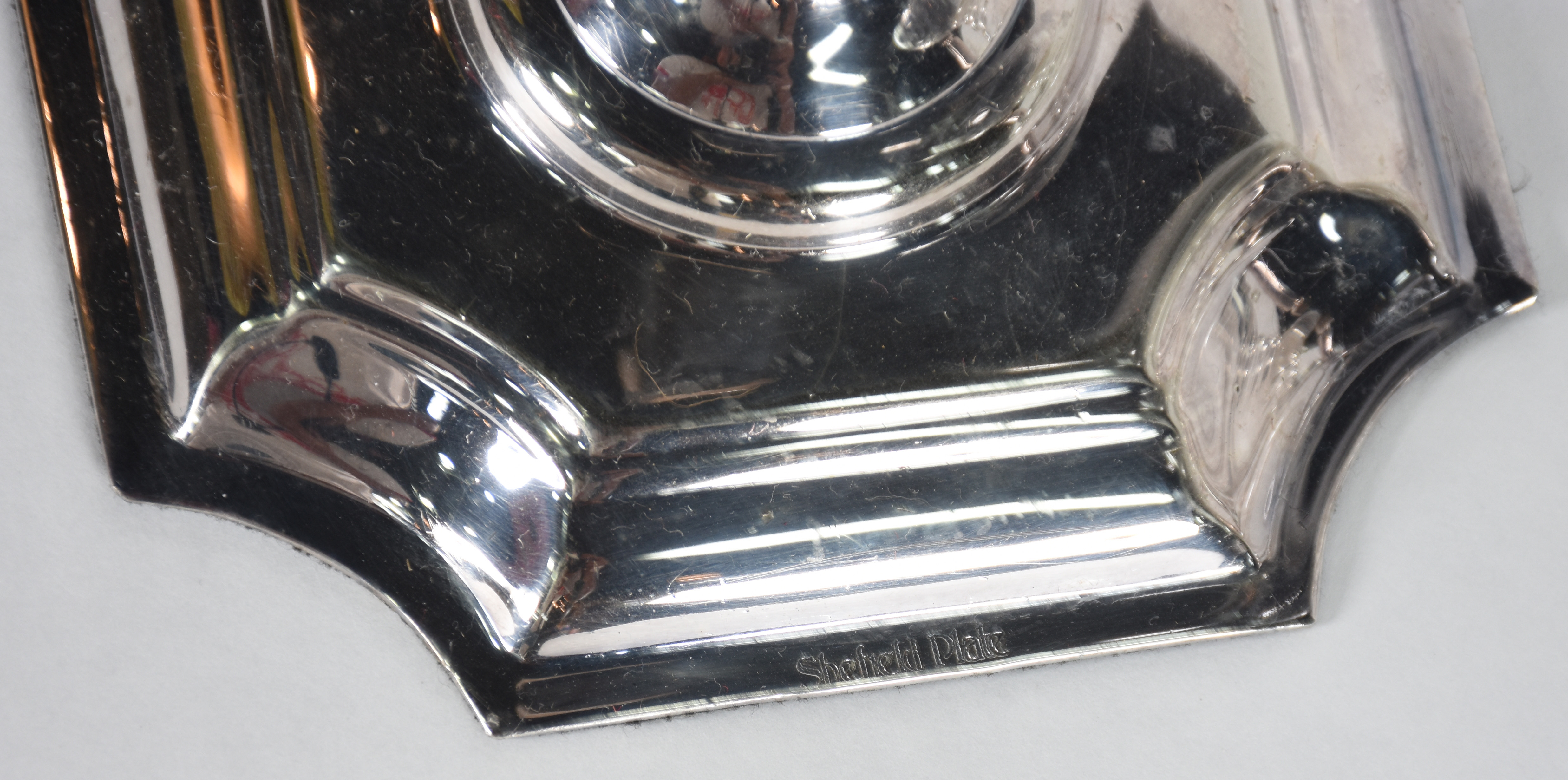 Tres peças sendo: Floreira de cristal e par de castiçais de metal... - foto 4 de 4