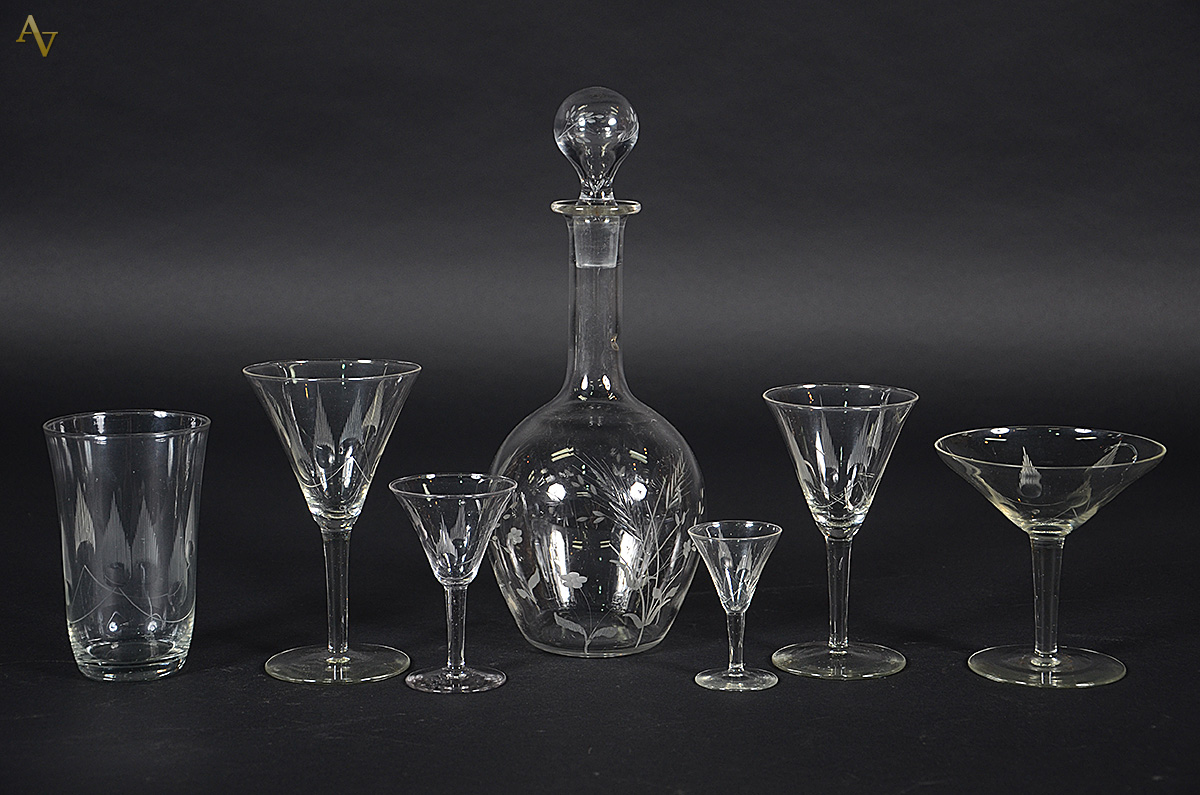 Conjunto para bebida de demi cristal com uma licoreira e 43 taças de... - foto 1 de 3