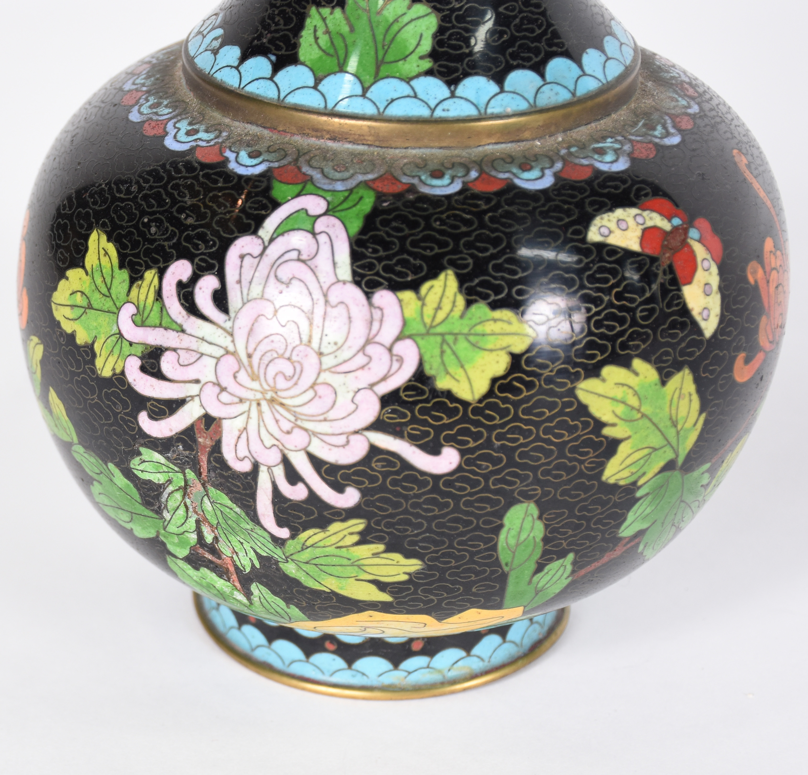 Vaso de cloisoné chines, fundo preto com flores em policromia. - foto 2 de 4