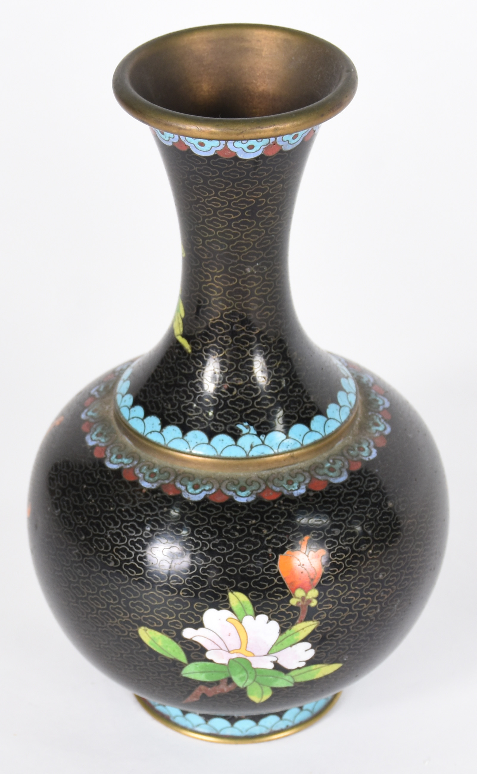 Vaso de cloisoné chines, fundo preto com flores em policromia. - foto 3 de 4