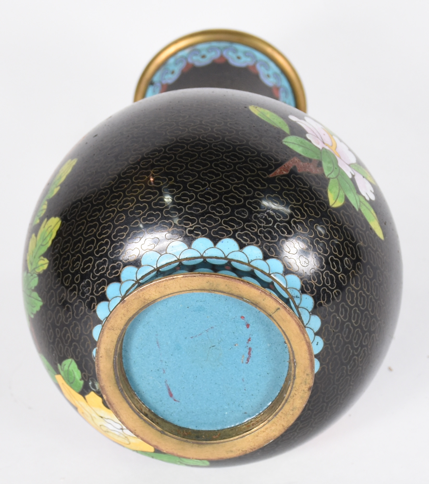 Vaso de cloisoné chines, fundo preto com flores em policromia. - foto 4 de 4