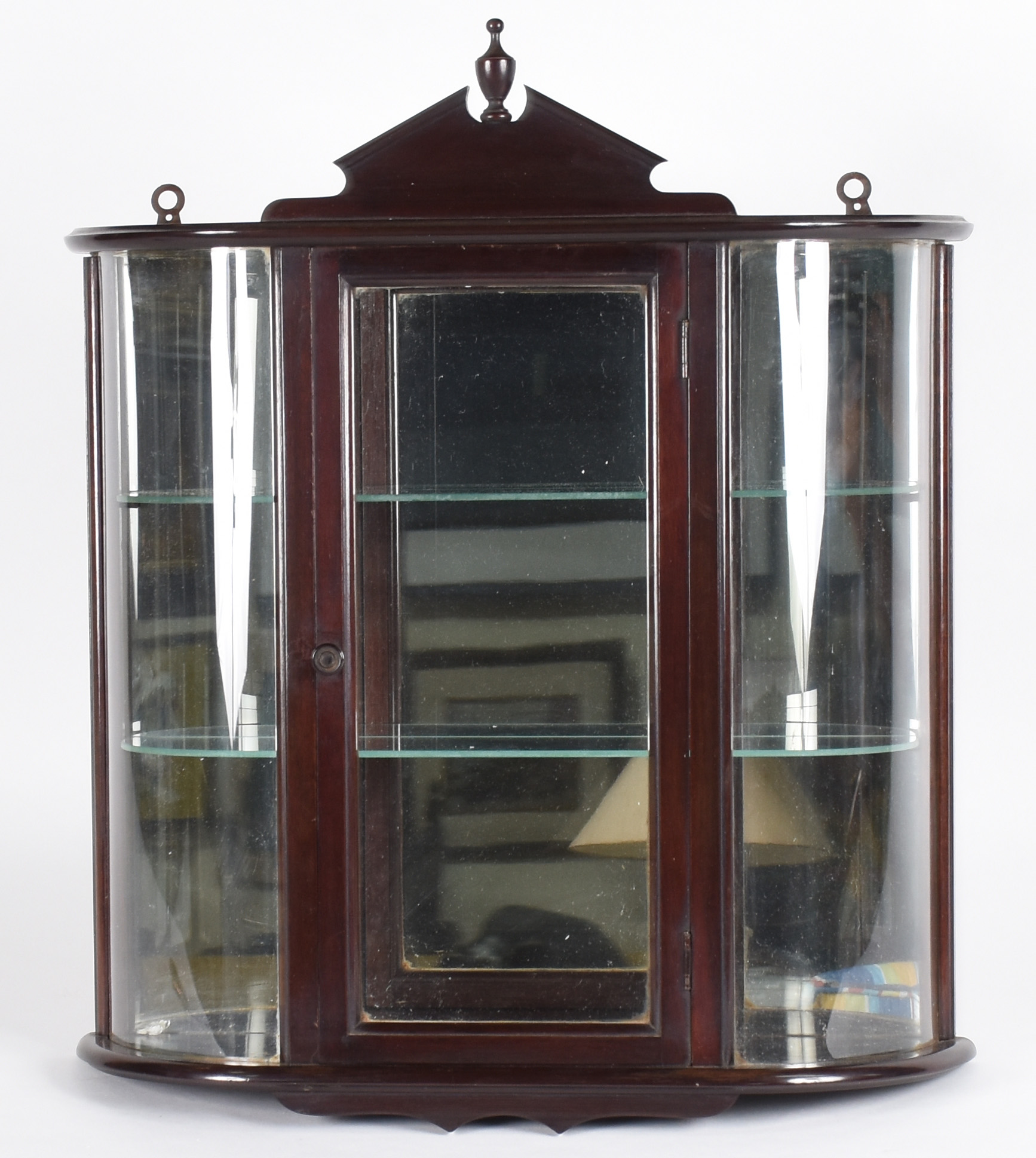 Vitrine de parede, porta e laterais de vidro, feitio bombe, duas... - foto 1 de 6