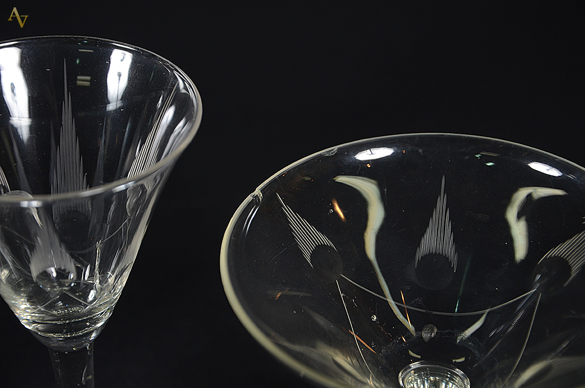 Conjunto para bebida de demi cristal com uma licoreira e 43 taças de... - foto 3 de 3