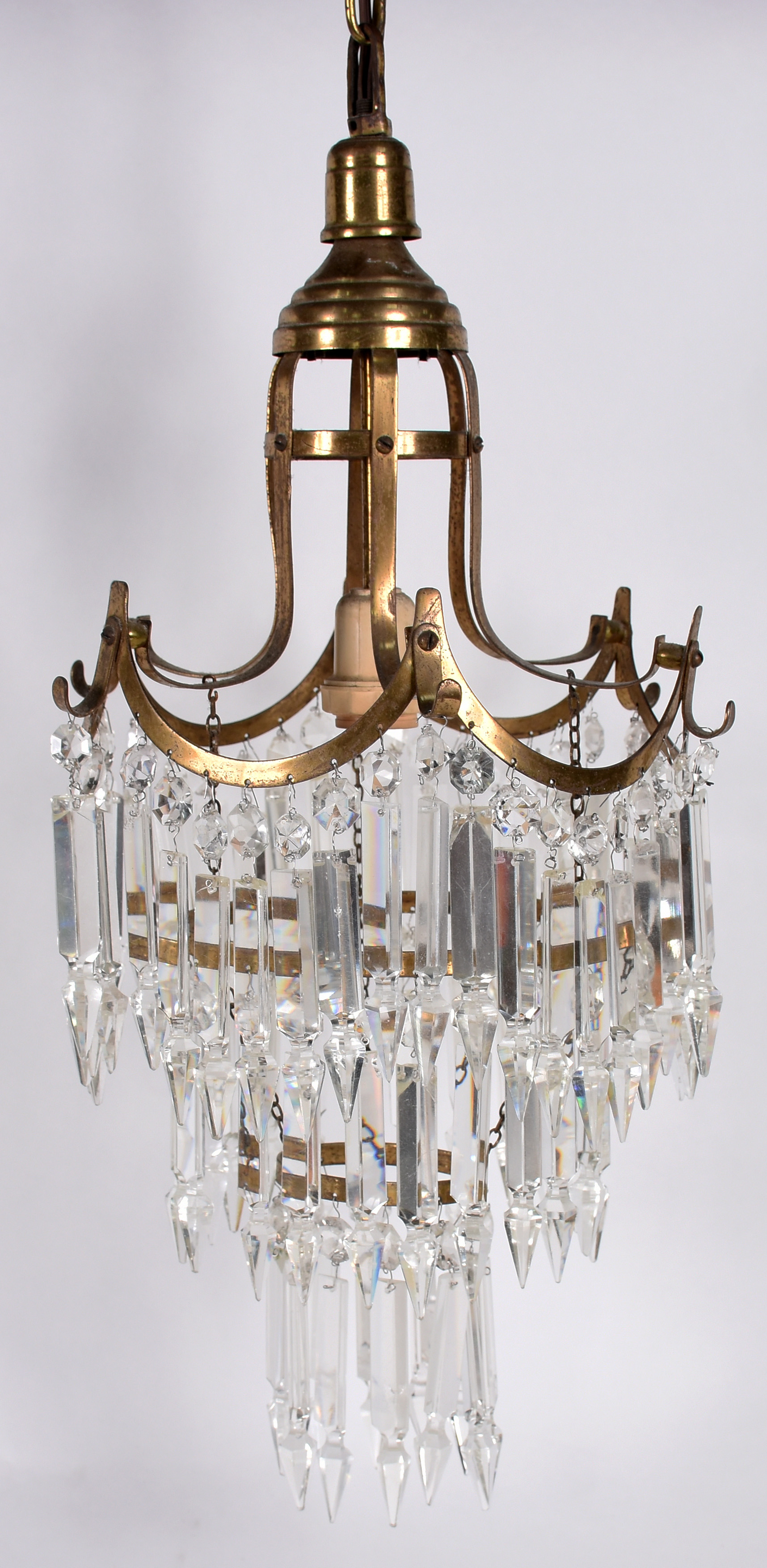 Lustre com estrutura de metal dourado e pingentes de cristal lapidado. - foto 1 de 3