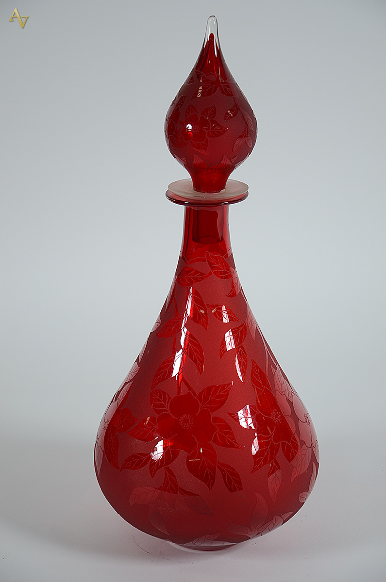 RAVAGNANI - Garrafa vermelha de vidro, assinada, altura 58 cm.