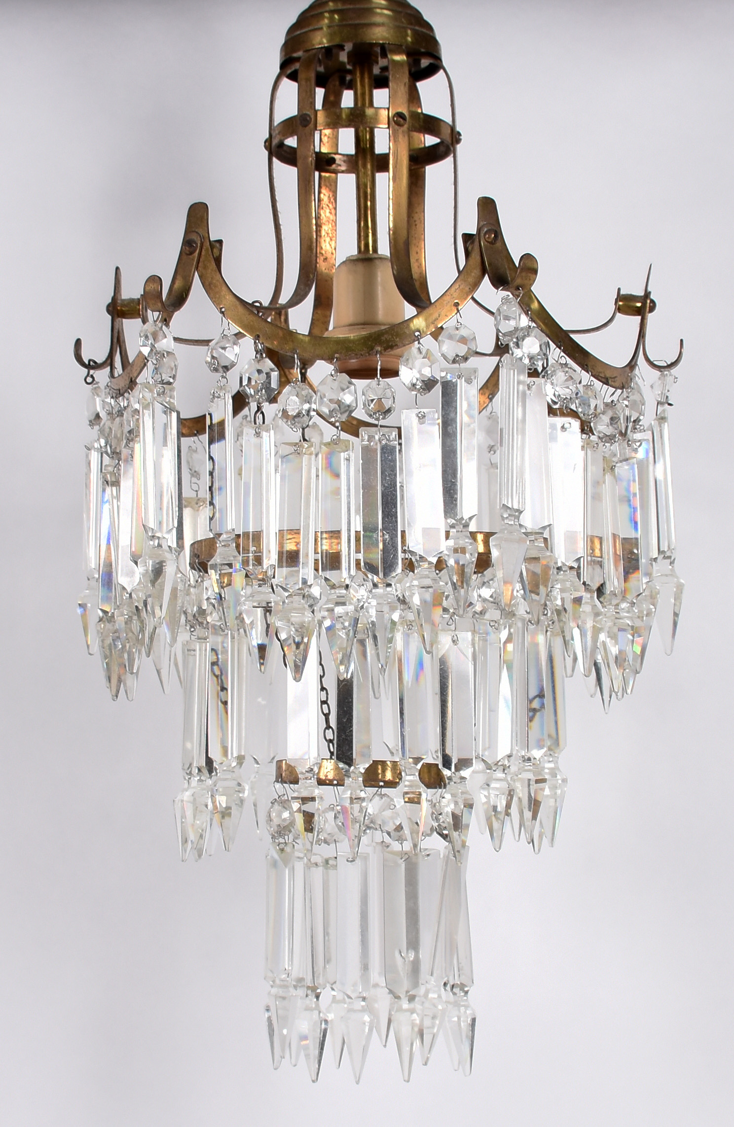 Lustre com estrutura de metal dourado e pingentes de cristal lapidado. - foto 2 de 3