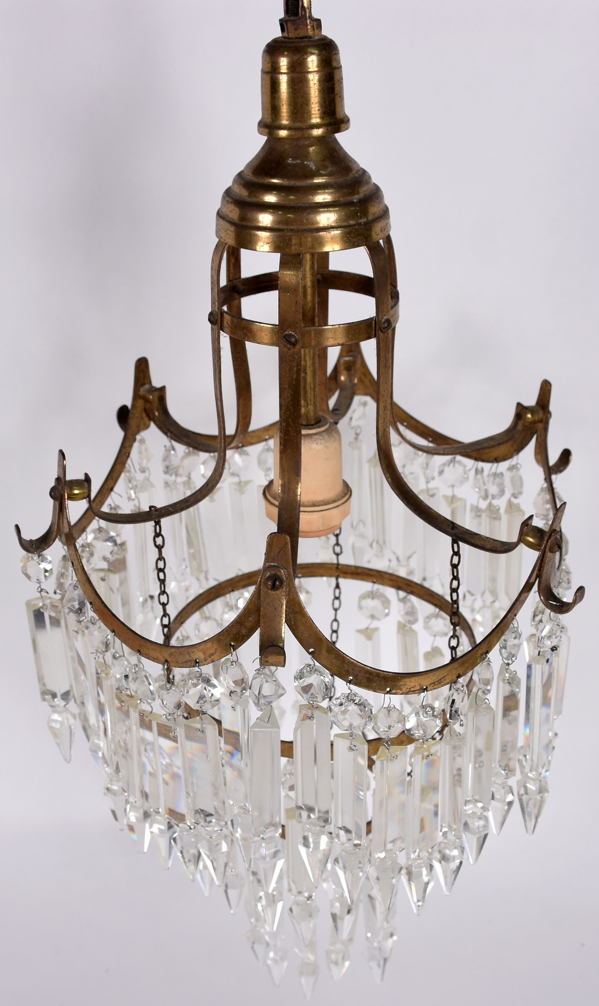 Lustre com estrutura de metal dourado e pingentes de cristal lapidado. - foto 3 de 3