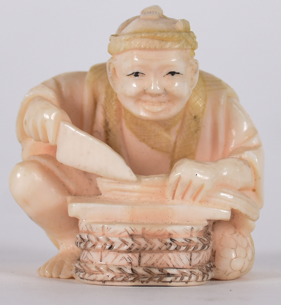 Netsuke em marfim representando figura, assinatura na base em... - foto 1 de 3