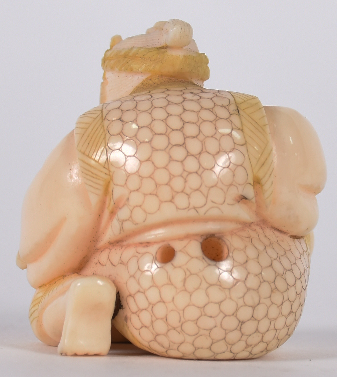 Netsuke em marfim representando figura, assinatura na base em... - foto 2 de 3