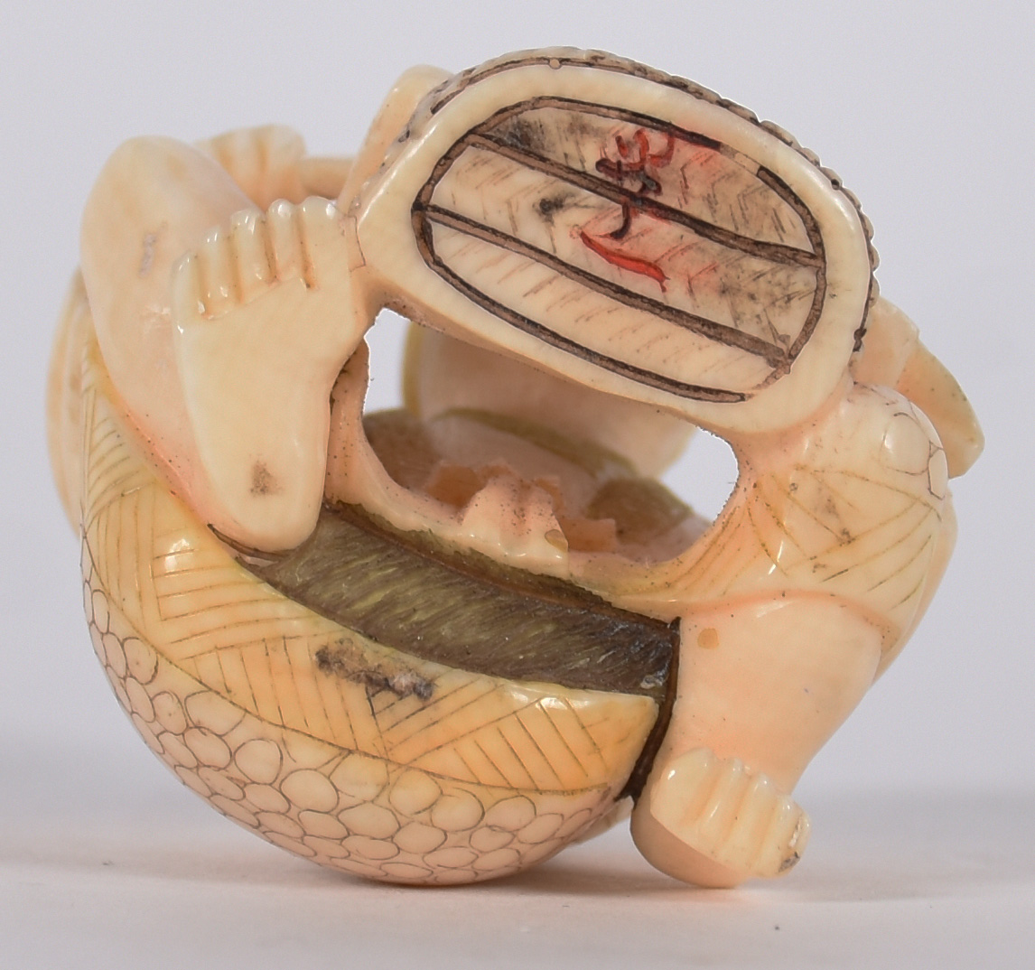 Netsuke em marfim representando figura, assinatura na base em... - foto 3 de 3