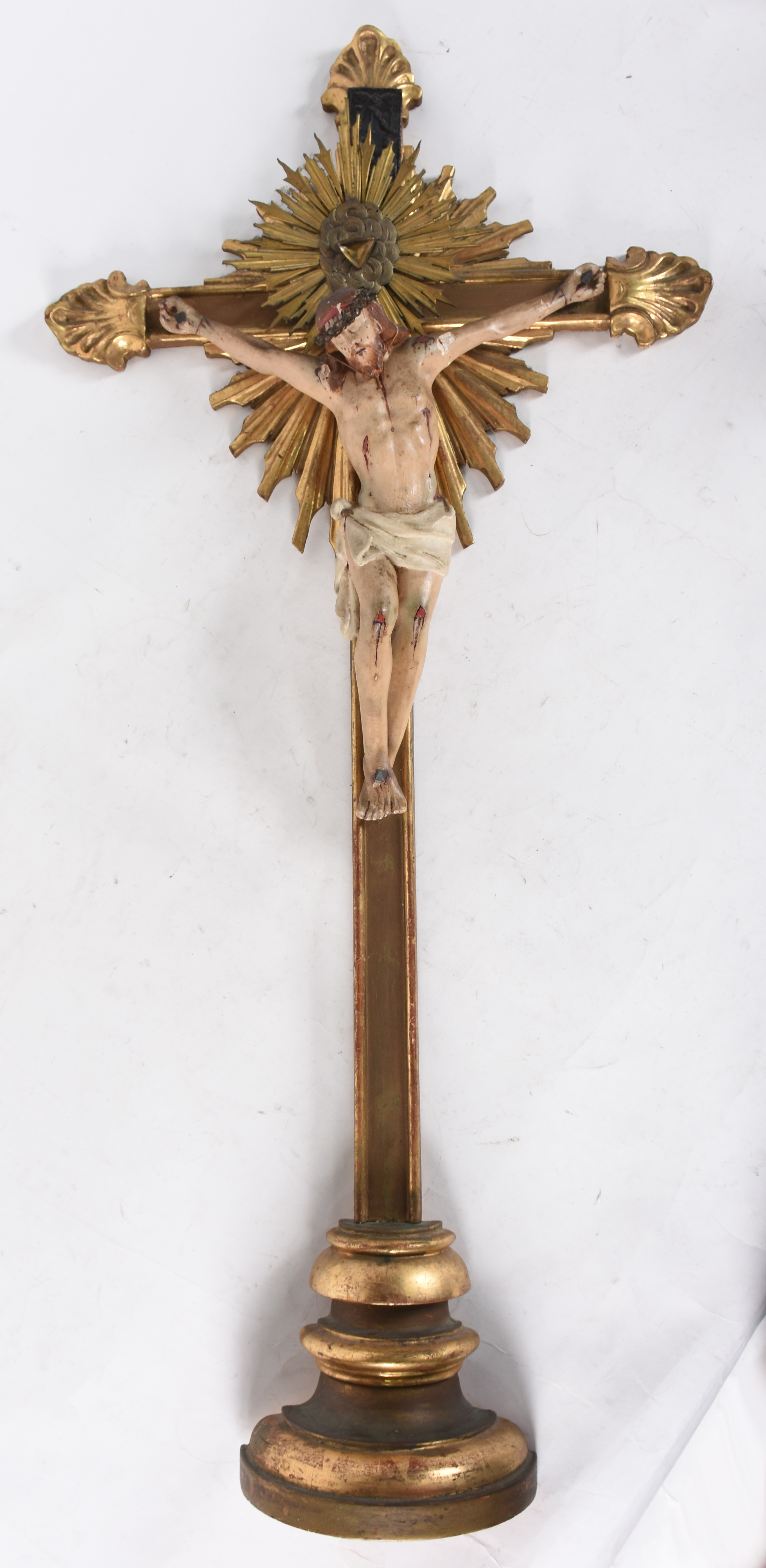 Crucifixo de madeira com figura de Cristo ricamente entalhada... - foto 1 de 3