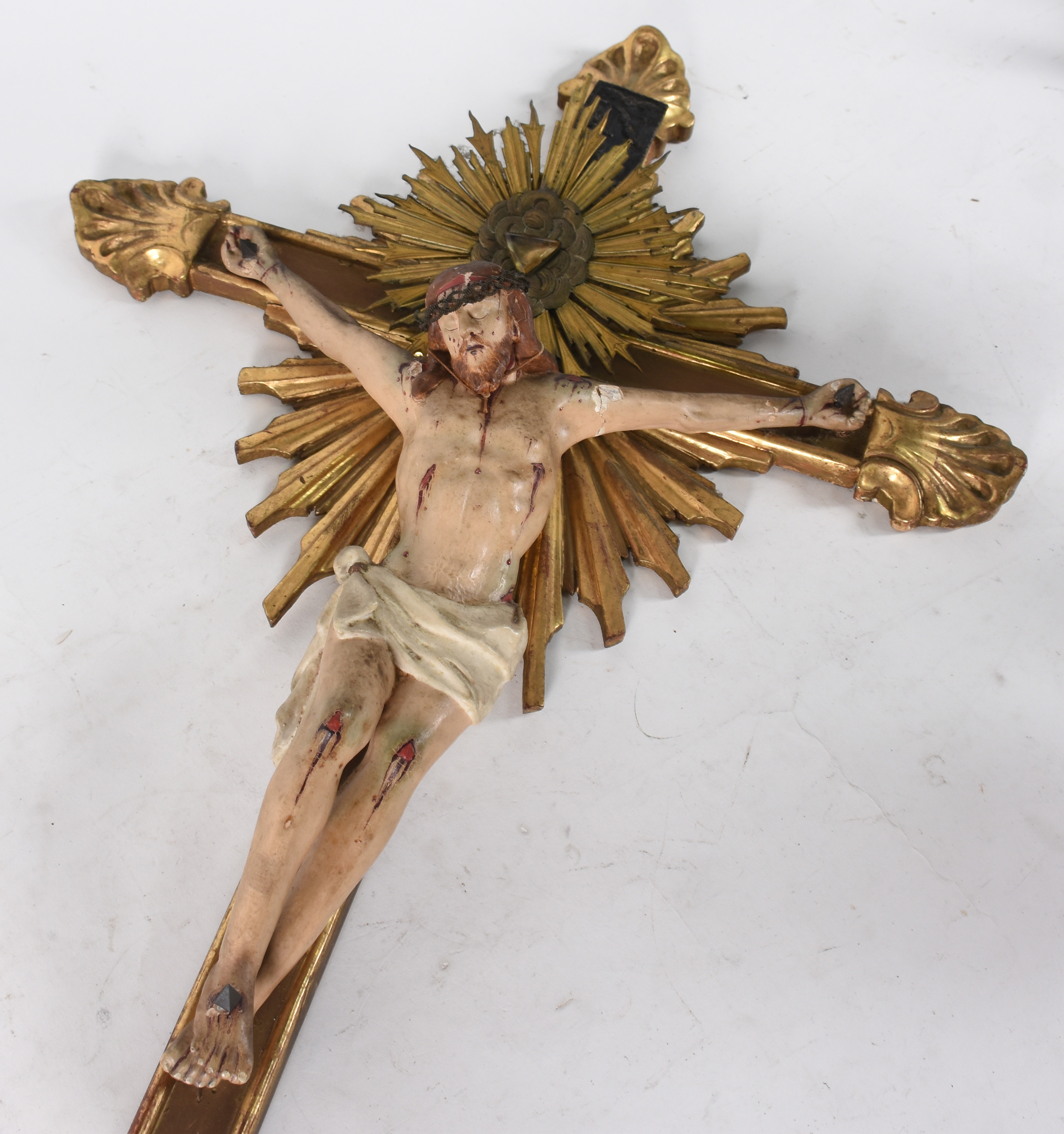 Crucifixo de madeira com figura de Cristo ricamente entalhada... - foto 2 de 3