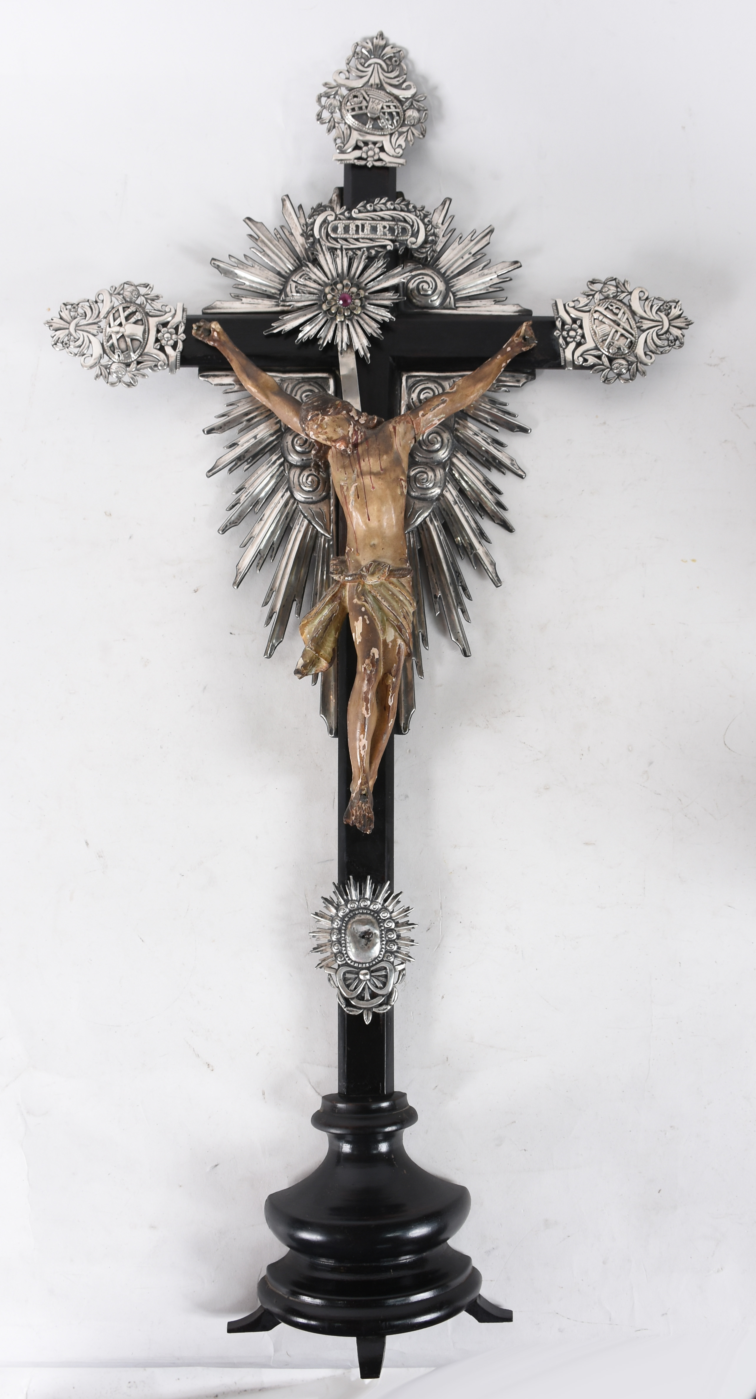 Crucifixo de madeira com imagem de Cristo ricamente entalhada e... - foto 1 de 5