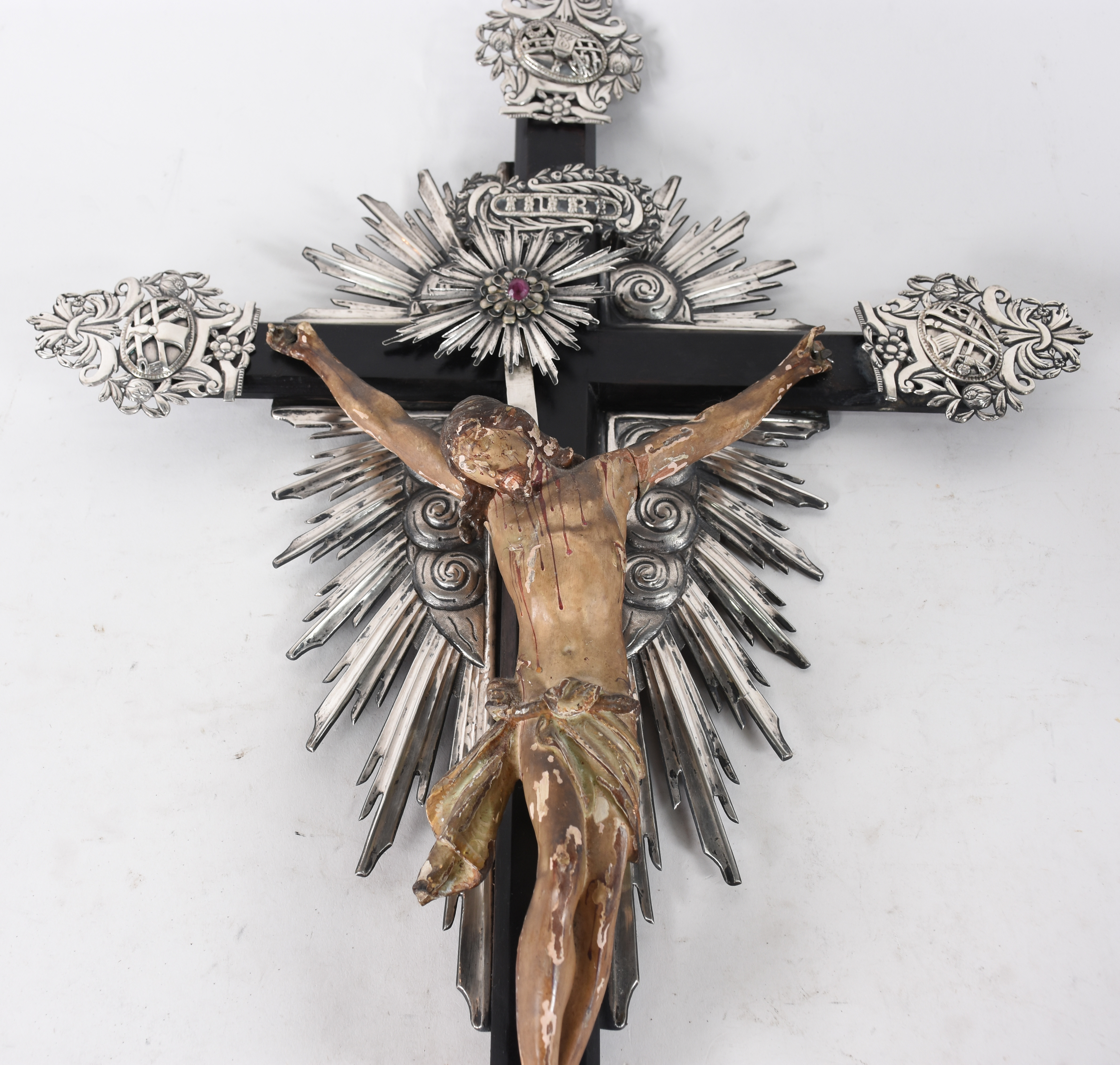 Crucifixo de madeira com imagem de Cristo ricamente entalhada e... - foto 2 de 5