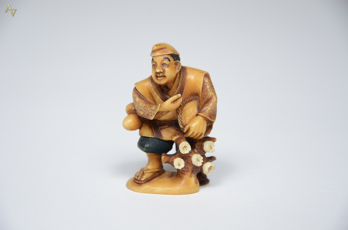 Netsuke de marfim. Altura 5,5 cm. - foto 1 de 2