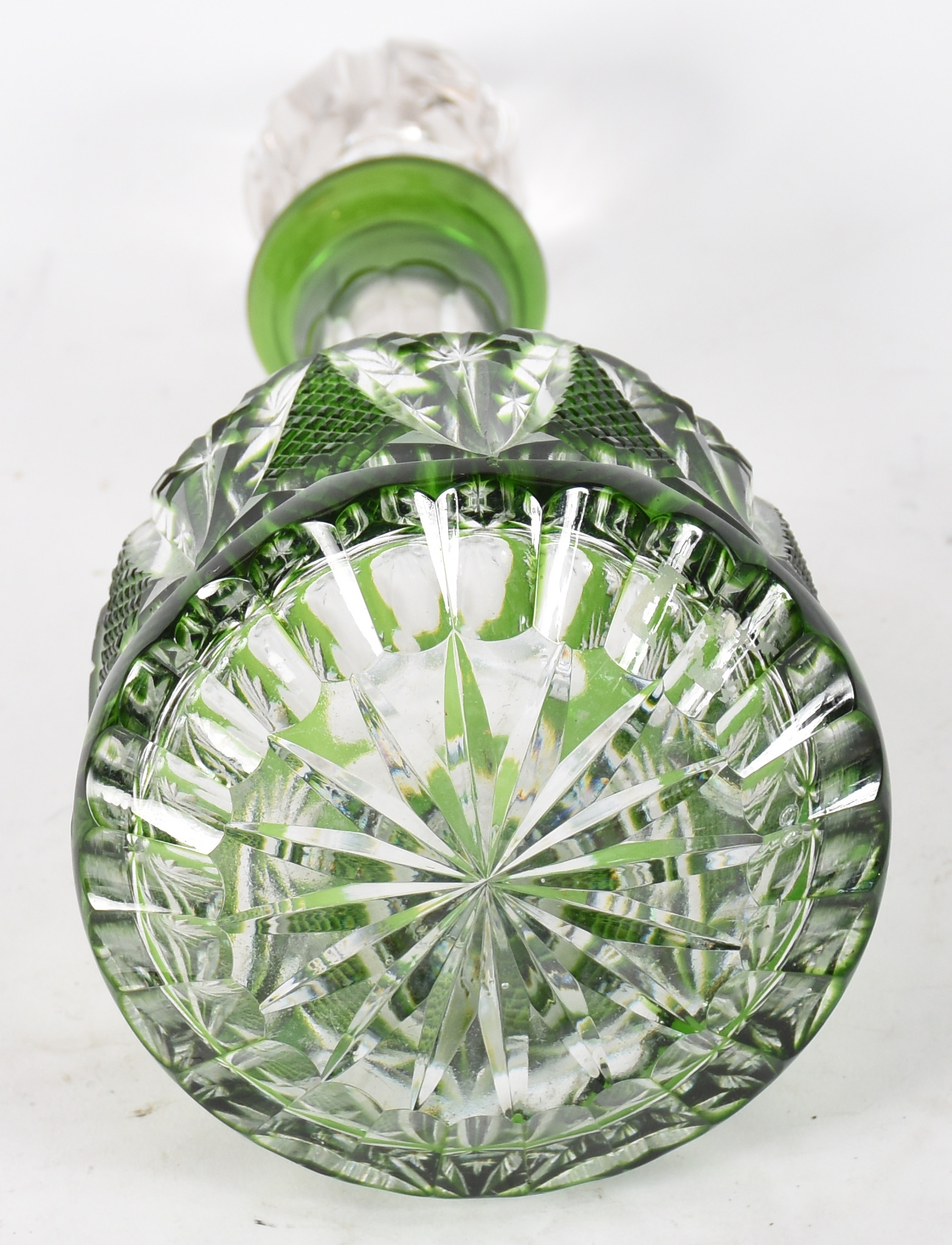 Garrafa de cristal doublé verde lapidada. - foto 3 de 3