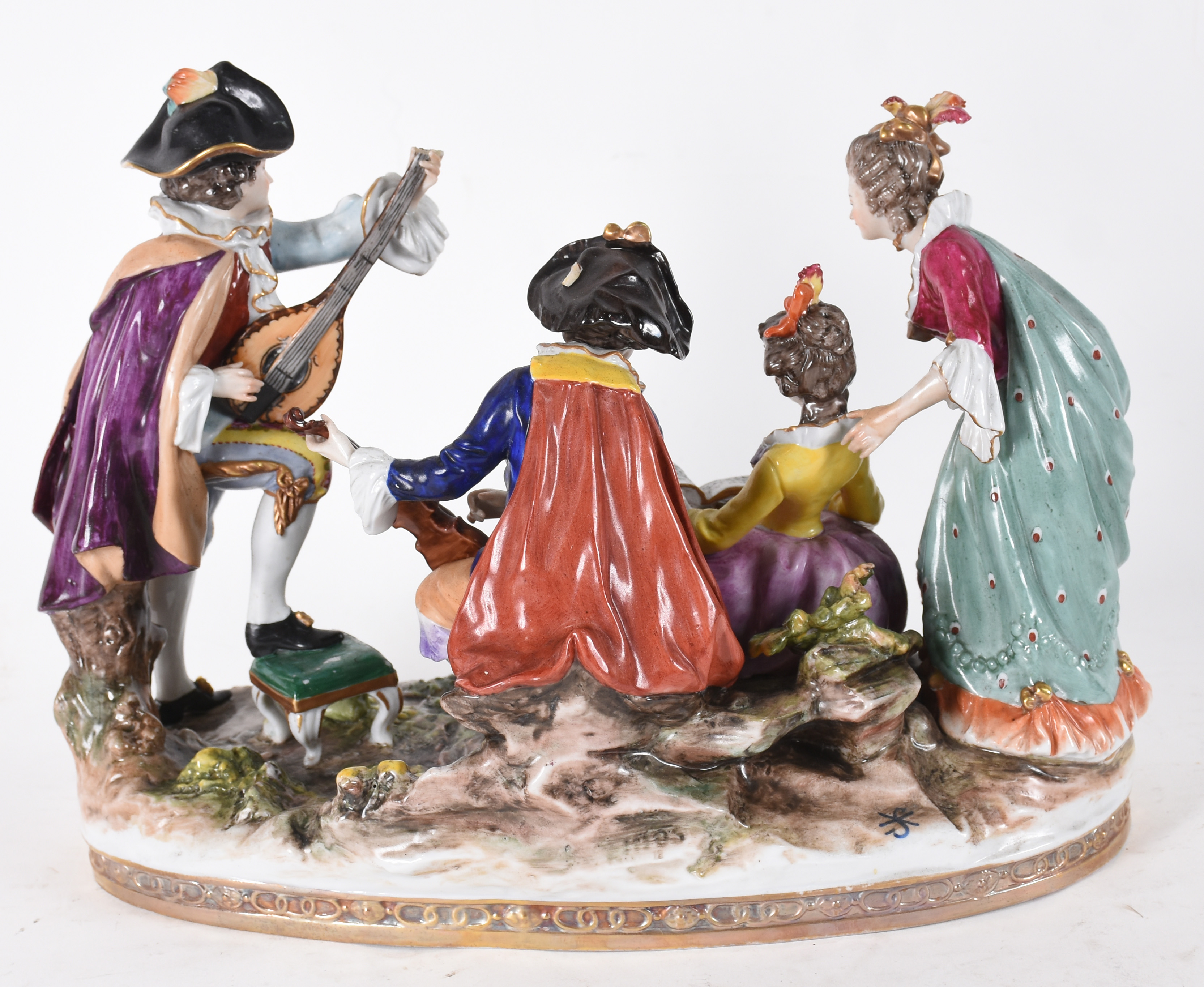 Grupo escultórico de porcelana representando "Sarau musical". Com... - foto 2 de 7