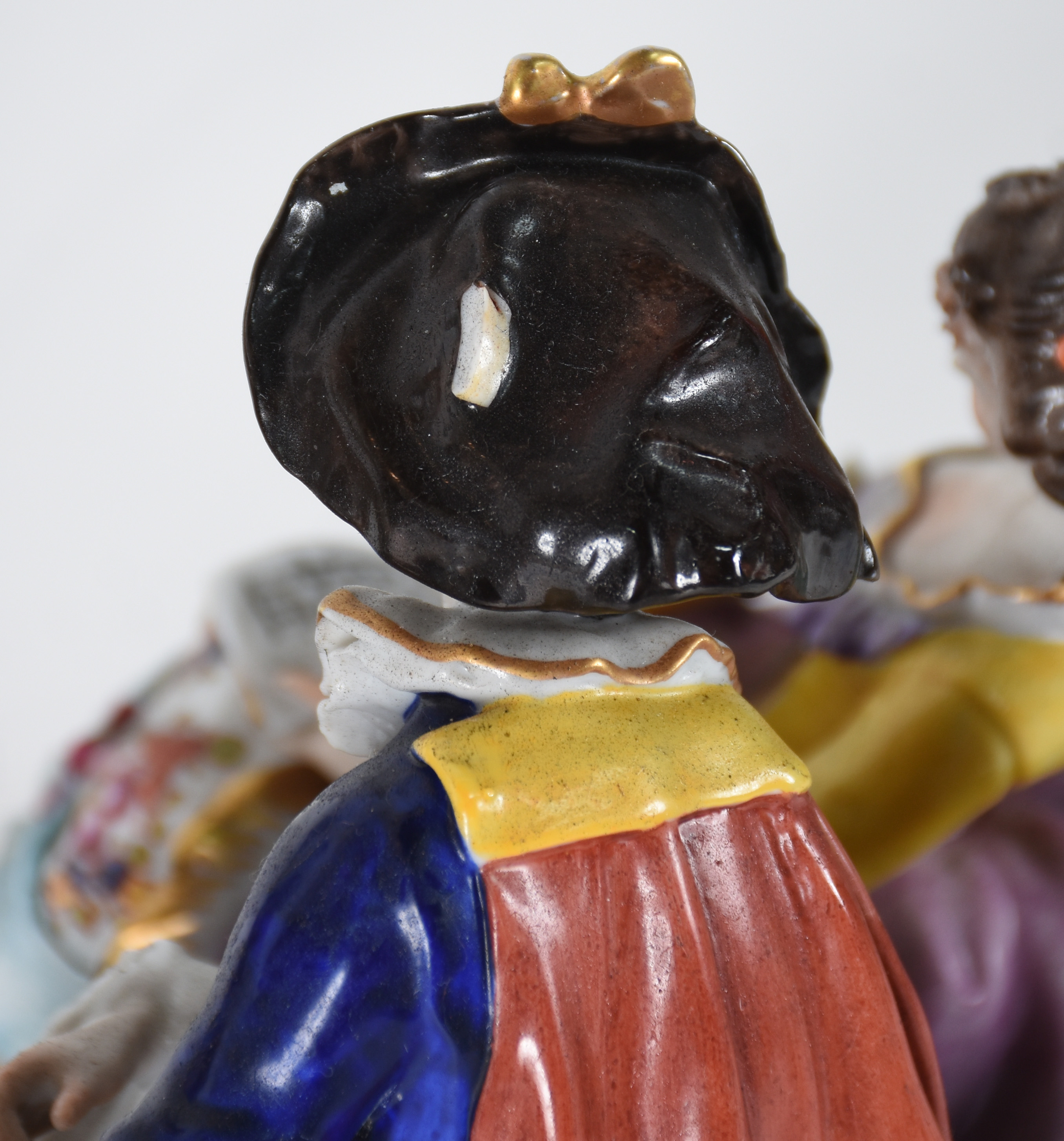 Grupo escultórico de porcelana representando "Sarau musical". Com... - foto 4 de 7