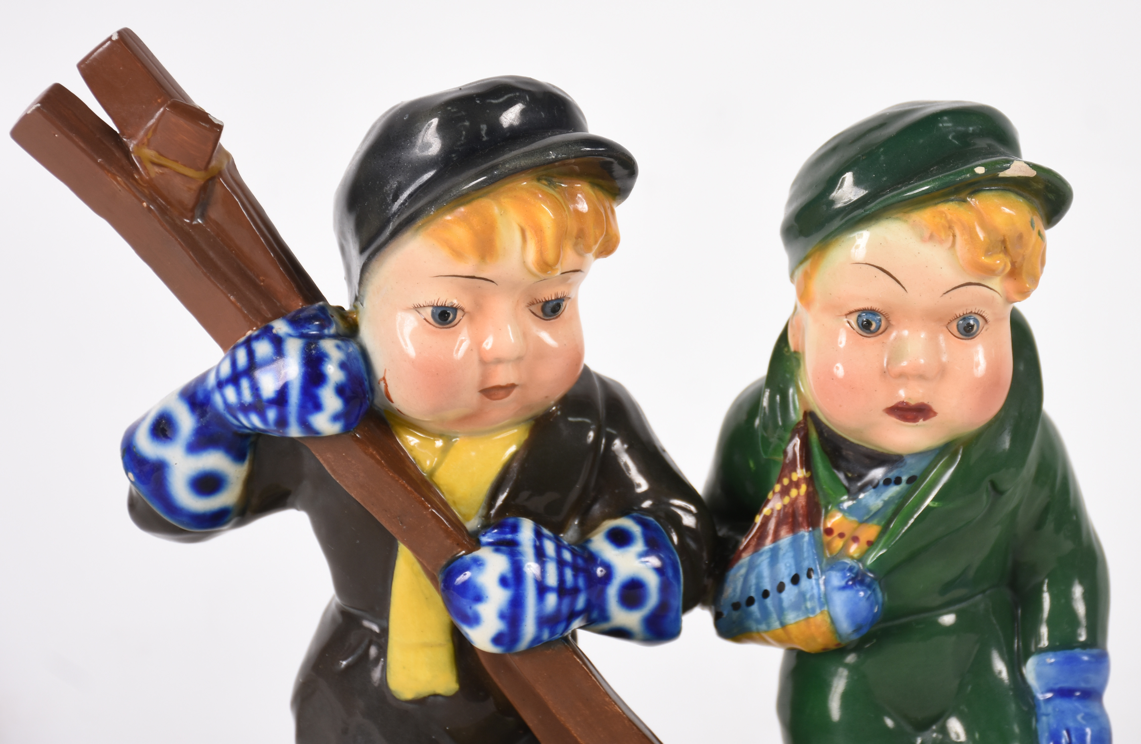 Grupo escultórico de porcelana italiana representando "meninos... - foto 2 de 5
