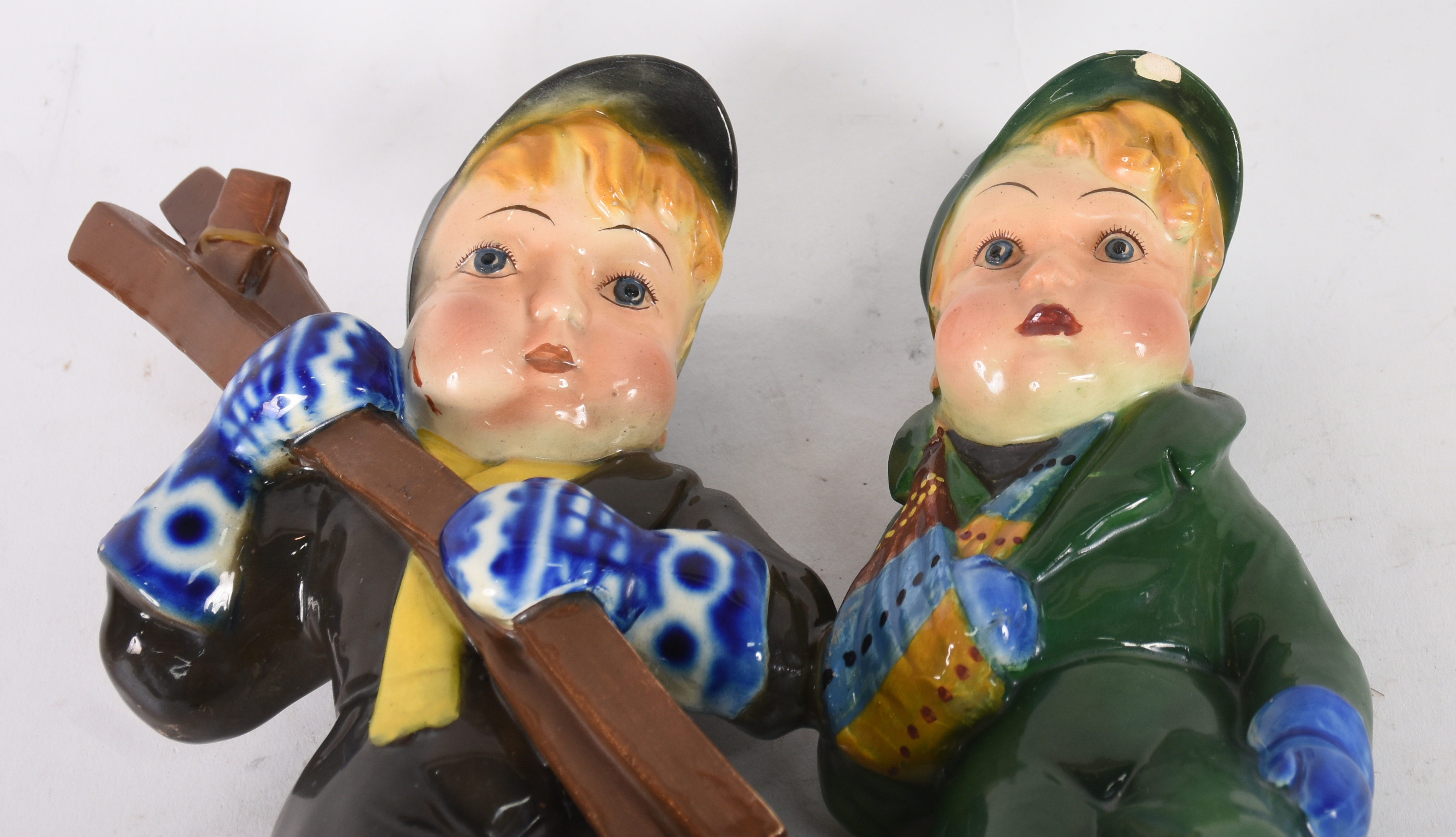 Grupo escultórico de porcelana italiana representando "meninos... - foto 4 de 5