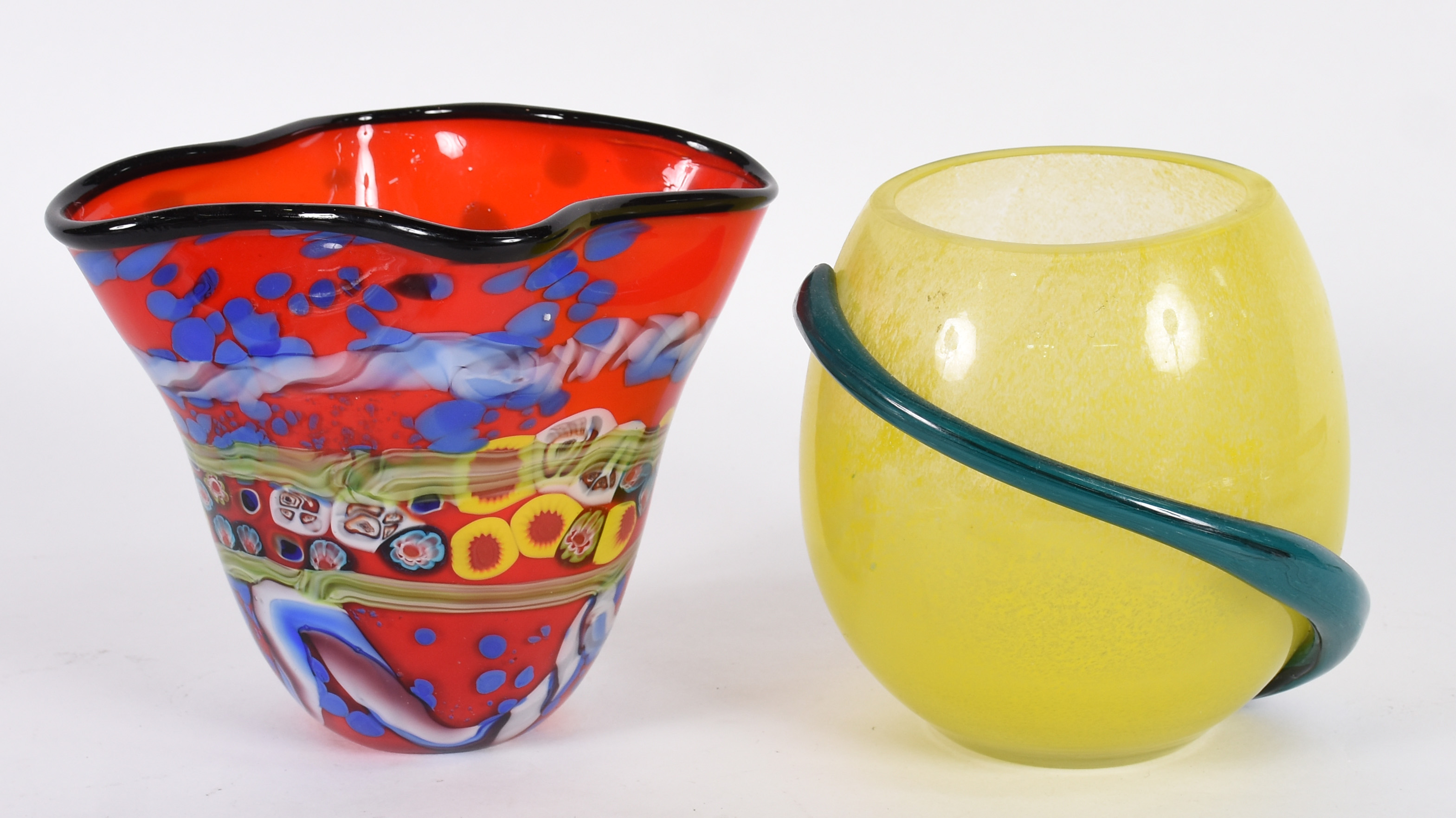 Dois vasos decorativos de vidro, sendo um amarelo com serpentina azul... - foto 1 de 4