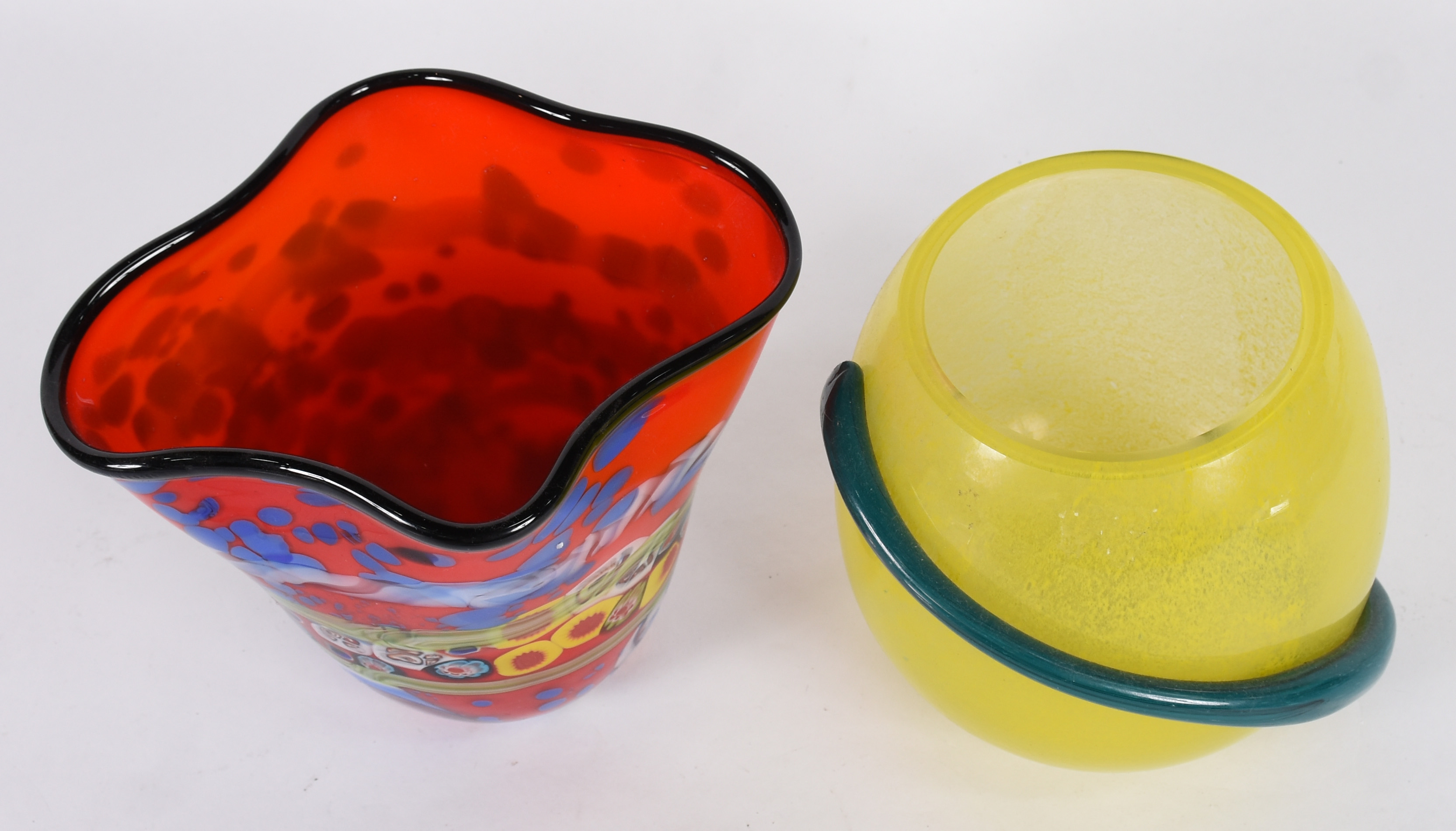 Dois vasos decorativos de vidro, sendo um amarelo com serpentina azul... - foto 2 de 4