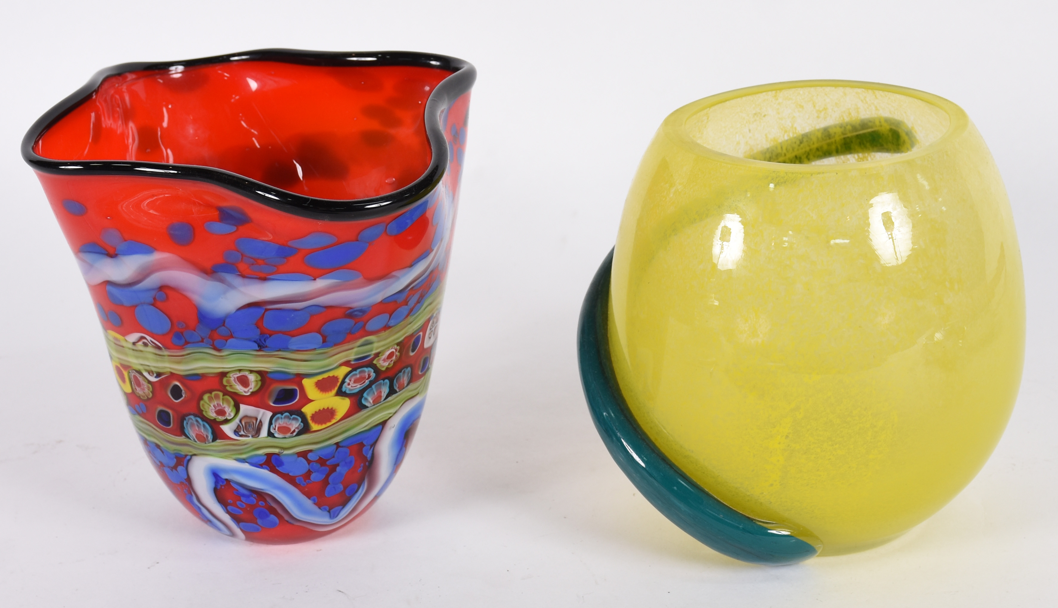 Dois vasos decorativos de vidro, sendo um amarelo com serpentina azul... - foto 3 de 4