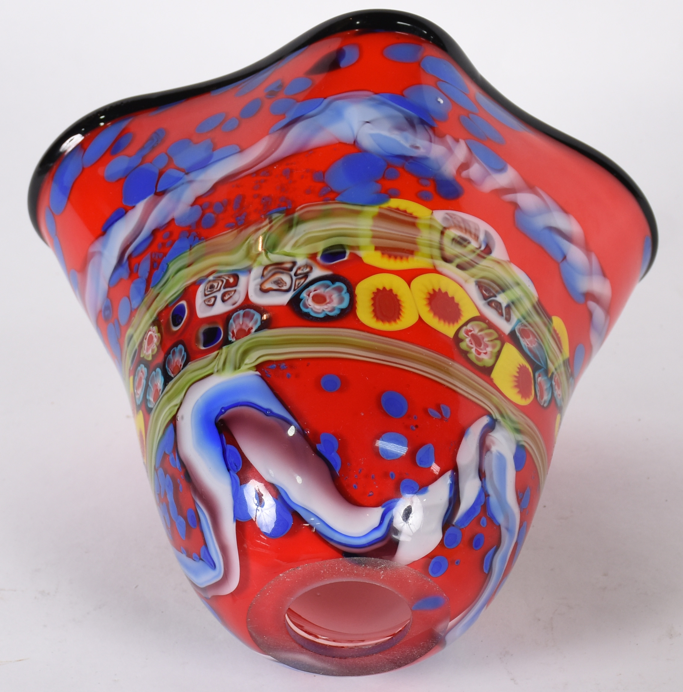 Dois vasos decorativos de vidro, sendo um amarelo com serpentina azul... - foto 4 de 4