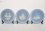 Três pratos de porcelana inglesa Wedgwood azul ... - Três pratos de porcelana inglesa Wedgwood azul e branco comemorativos do Natal, decorado com cenas de Londres. Diâmetro 21 cm.
