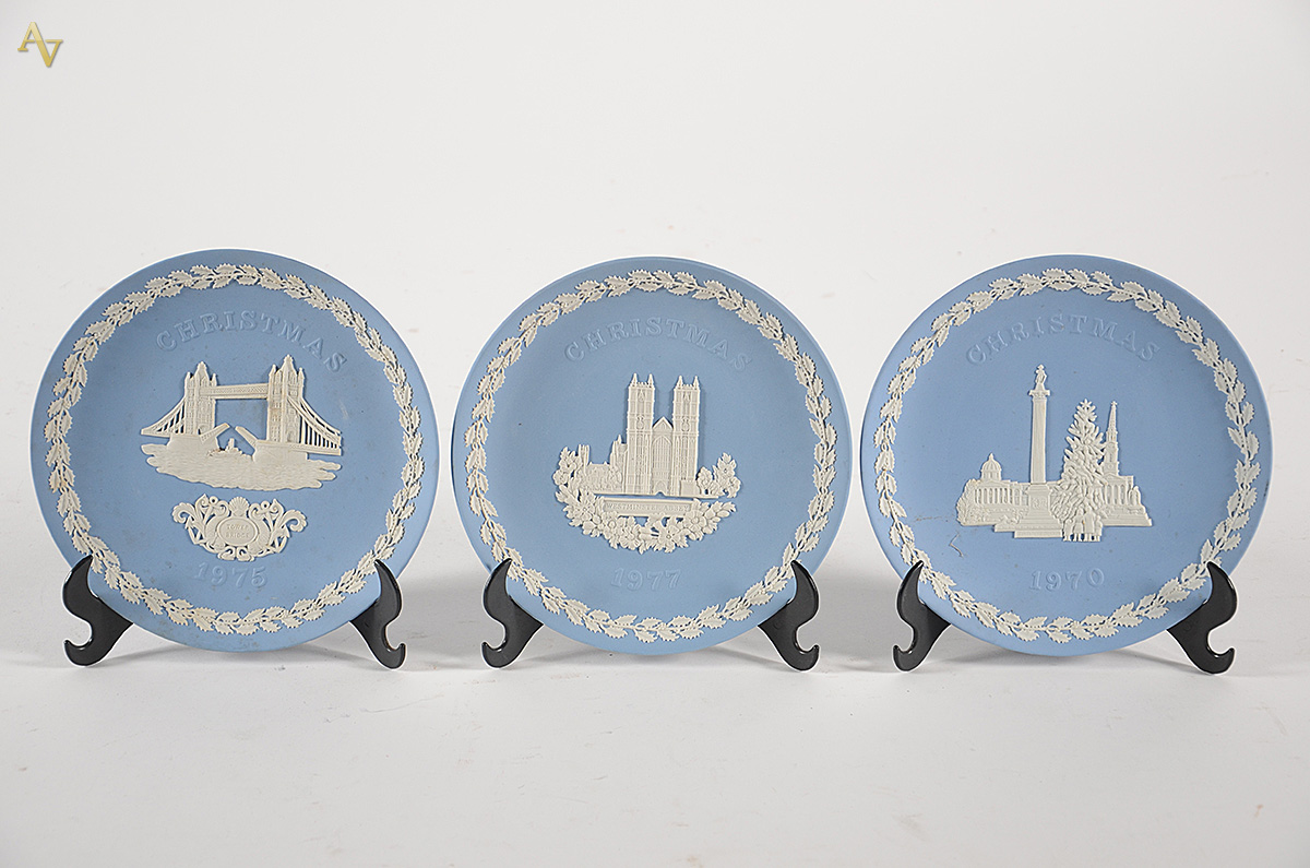 Três pratos de porcelana inglesa Wedgwood azul e branco comemorativos... - foto 1 de 2