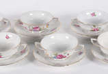 Conjunto com seis taças para consomé com pires ... - Conjunto com seis taças para consomé com pires de porcelana tcheca.