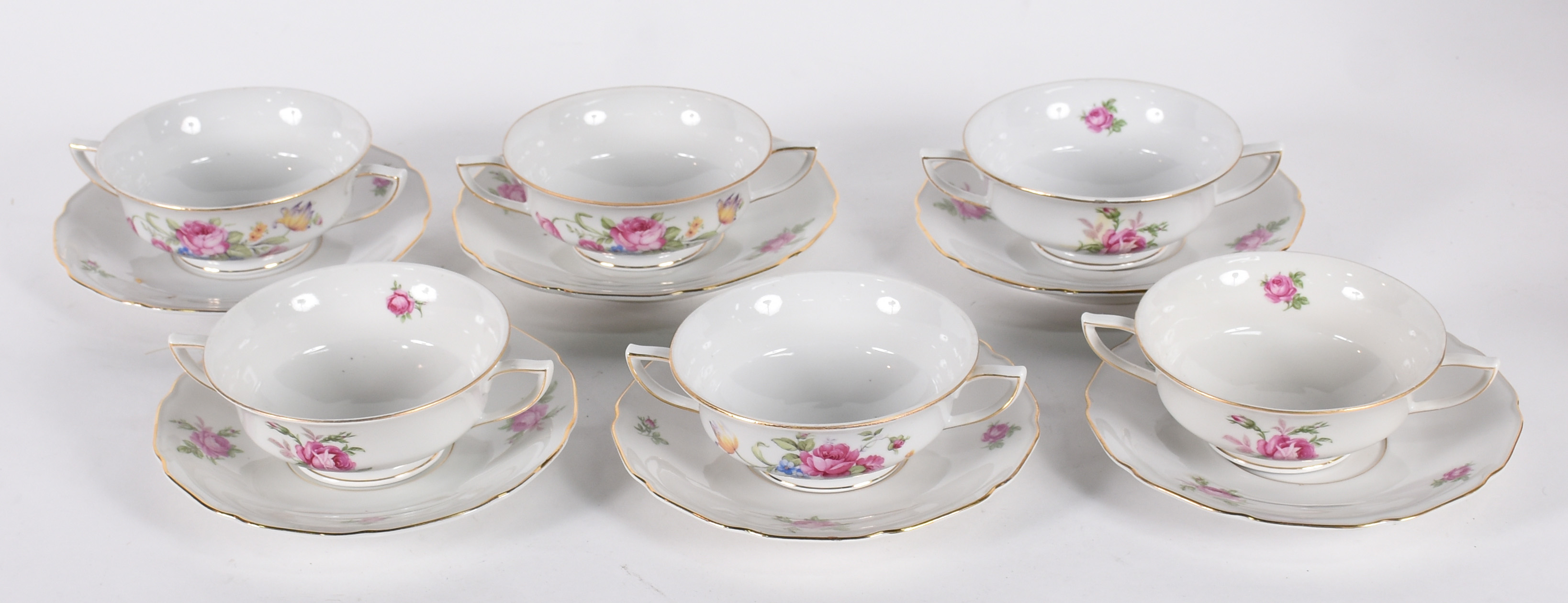 Conjunto com seis taças para consomé com pires de porcelana tcheca. - foto 1 de 3